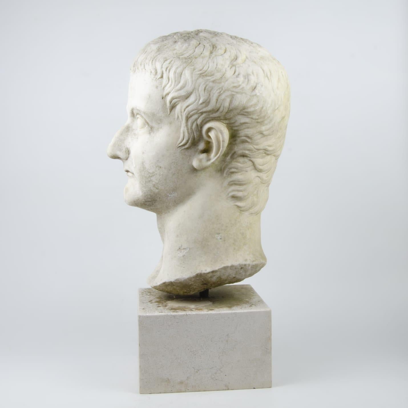Marmorkopf des römischen Kaisers Tiberius (Grau), Figurative Sculpture, von Unknown