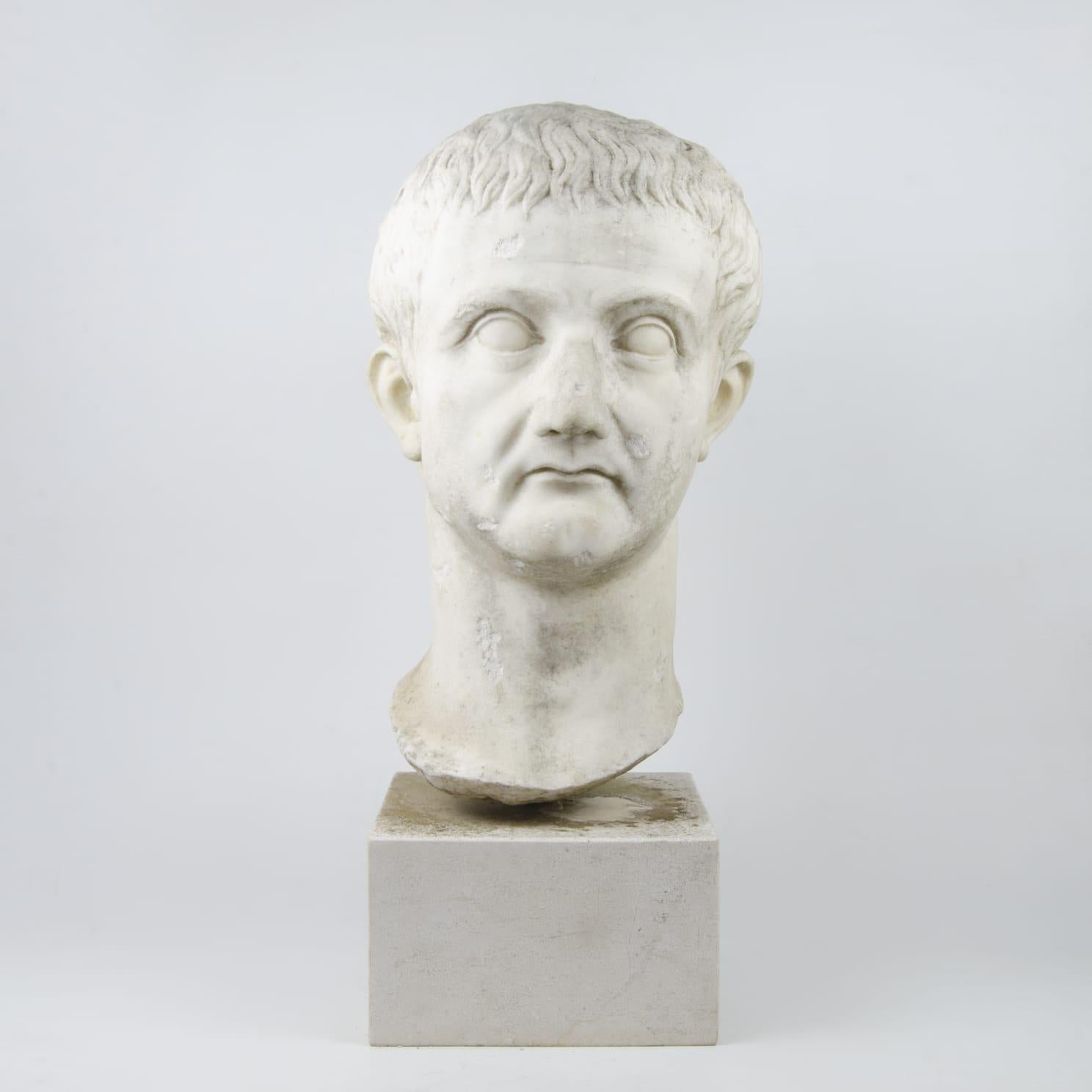 Unknown Figurative Sculpture – Marmorkopf des römischen Kaisers Tiberius