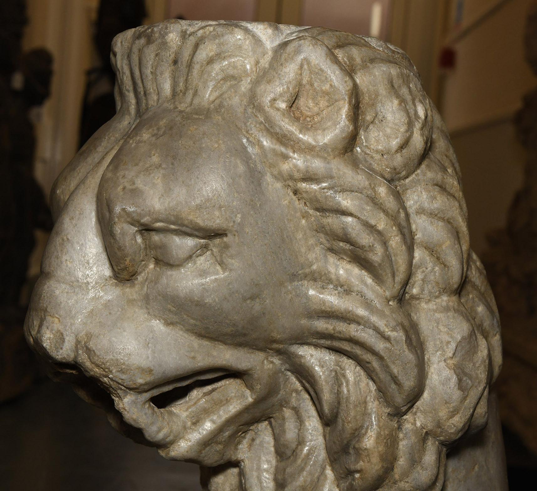 ANCIENT MONUMENTAL MARBLE LION FOUNTAIN HEAD ROMAN EMPIRE 1ST/2ND SIÈCLE AD - Noir Figurative Sculpture par Unknown