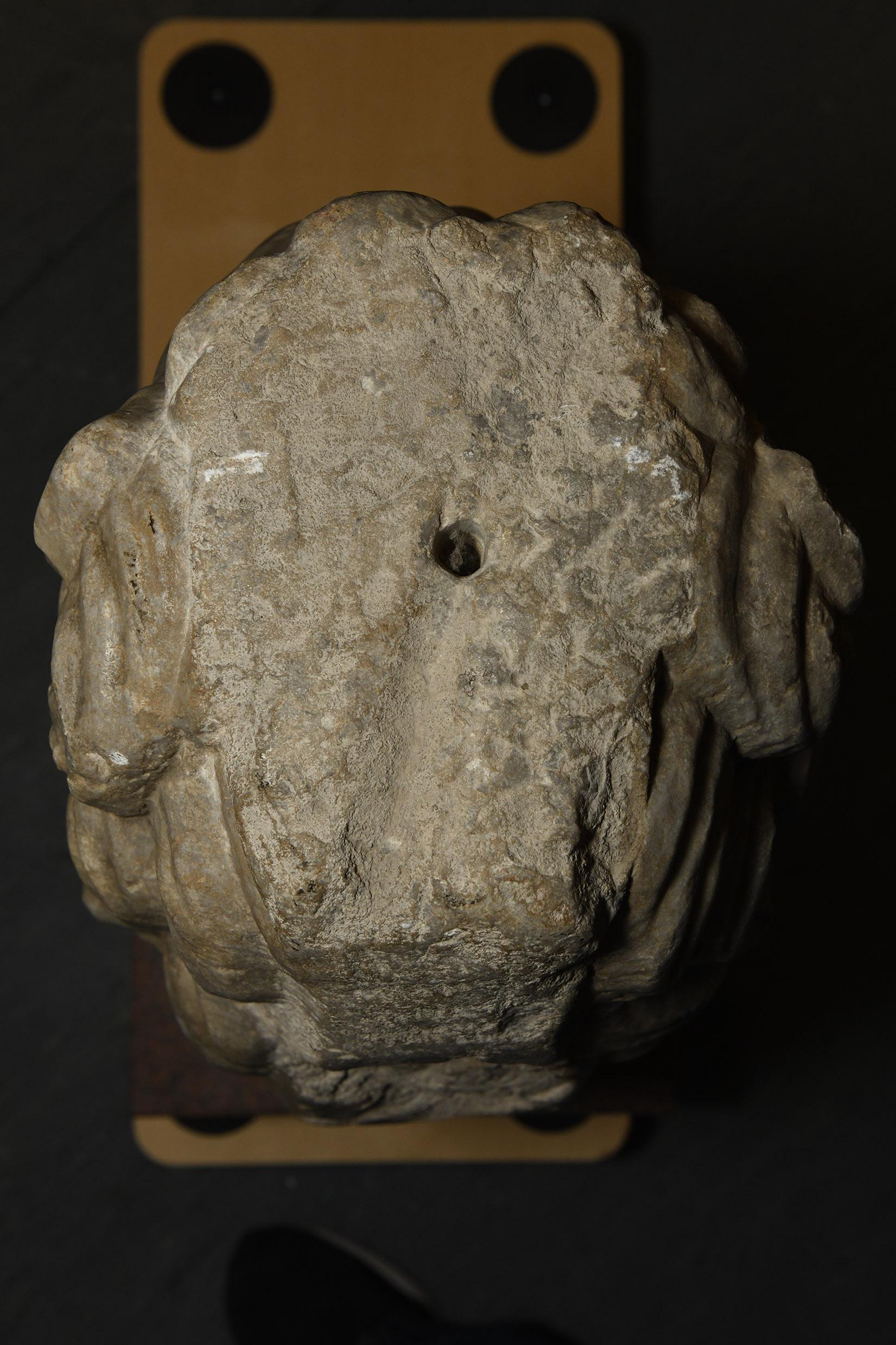 Großer römisch geschnitzter Marmorbrunnenkopf, der einen Löwen darstellt
Rom, I-II Jahrhundert AC

Bonham's London, 22. September 1998, Lot 485; ehemals in der Privatsammlung eines norwegischen Gentleman, erworben bei einer Auktion in Oslo im Jahr