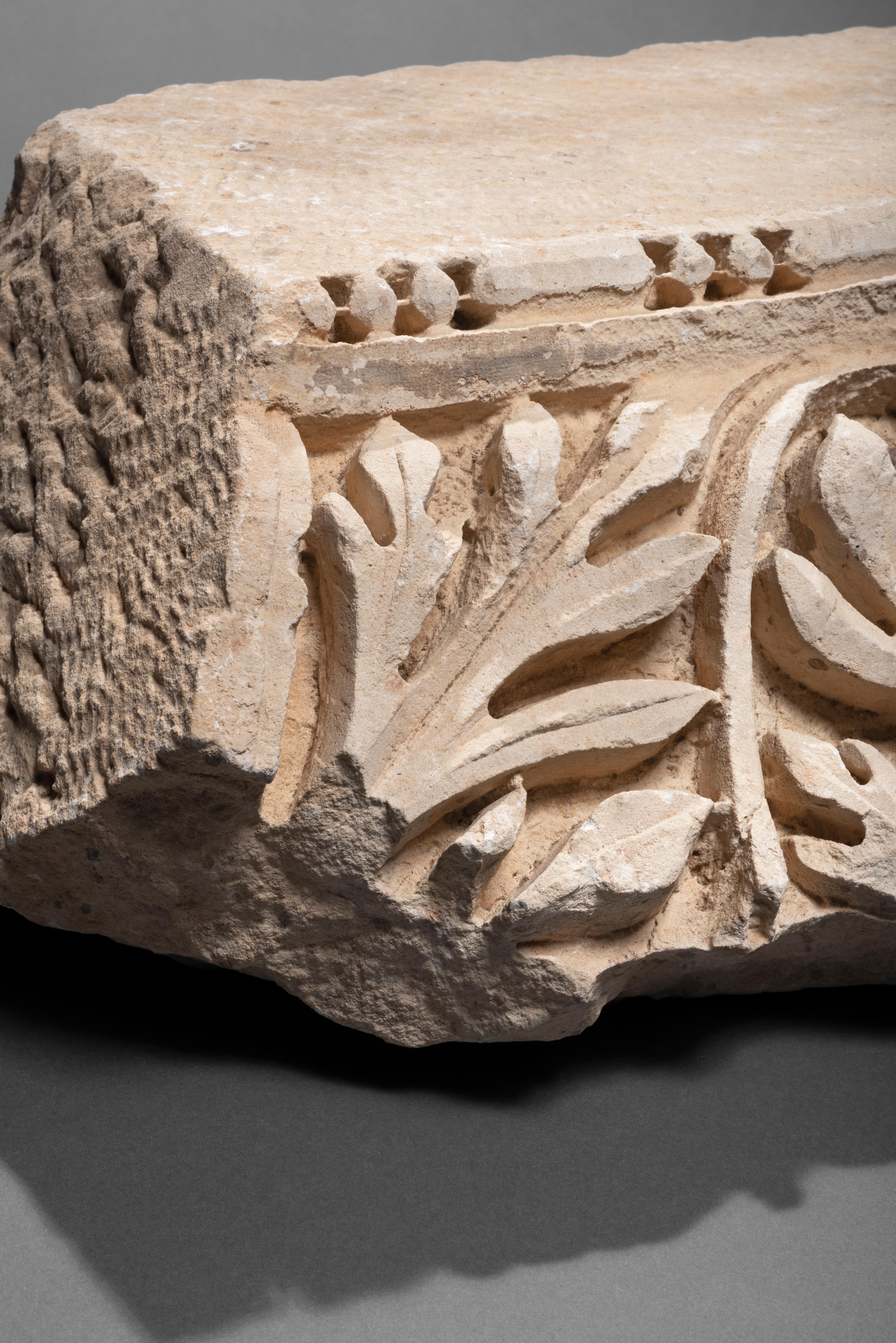 ANCIENT MARBLE RELIEF ACHANTUS LEAVES „PULVINO“ ROMAN EMPIRE 2ND CENTURY AD (Schwarz), Abstract Sculpture, von Unknown