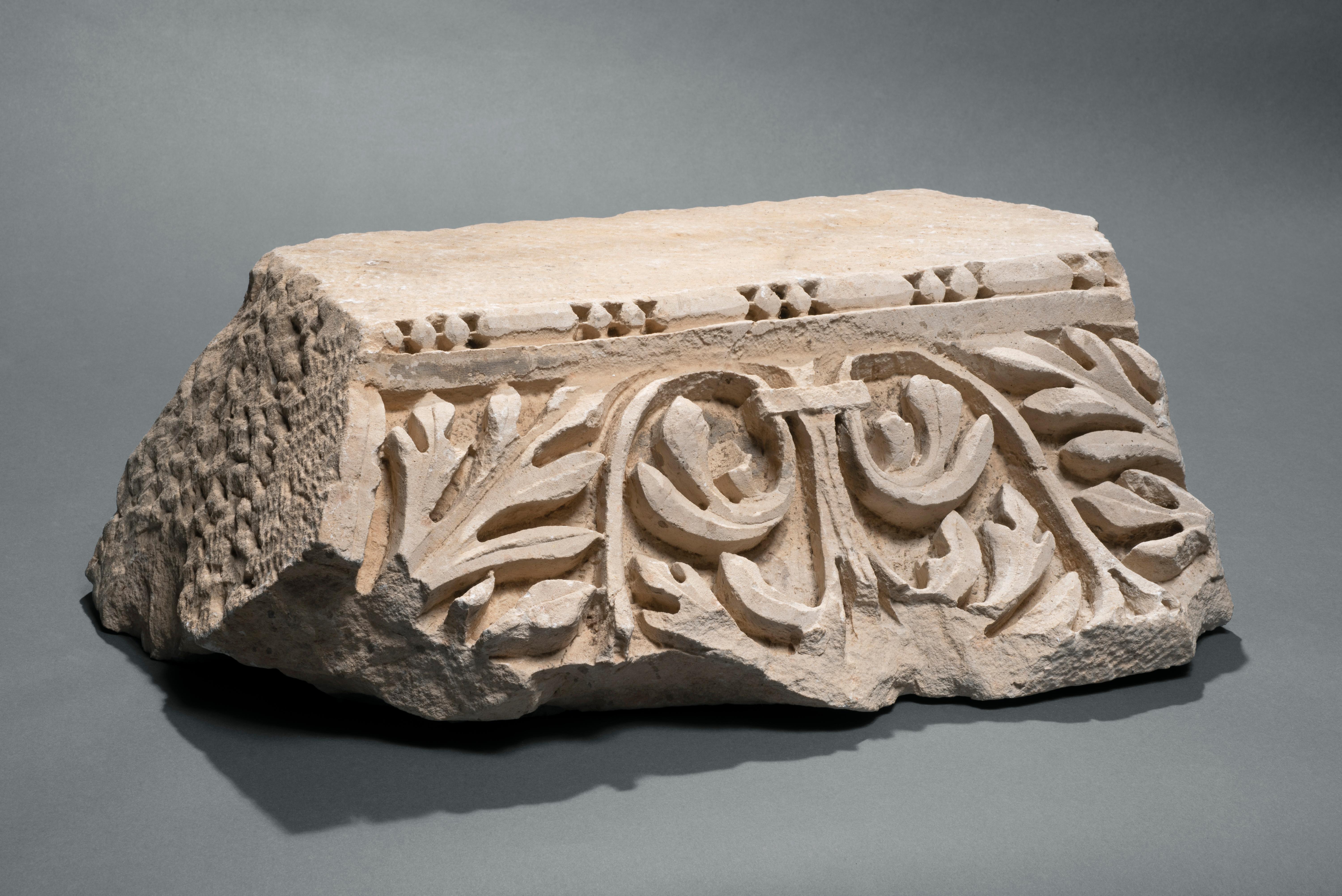 Abstract Sculpture Unknown - MARBLE RELIEF ACHANTUS LEAVES «PULVINO » ROMAN EMPIRE 2ND CENTURY AD