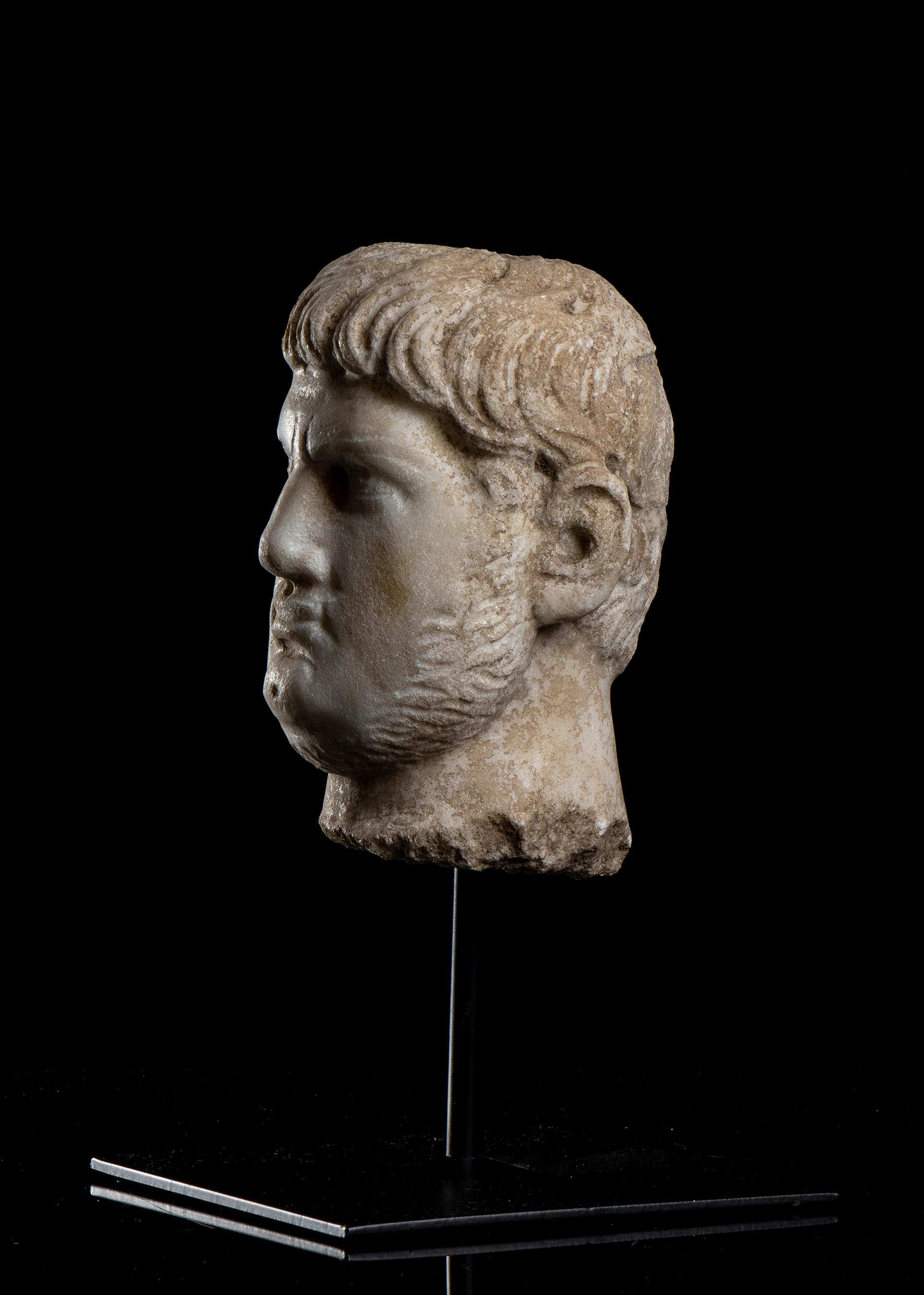 Una testa di scultura in marmo italiano, scolpita in marmo statuario bianco invecchiato probabilmente nell'Italia centrale nella prima metà del XX secolo, raffigurante l'imperatore romano Nerone Claudius Caesar Augustus Germanicus universalmente