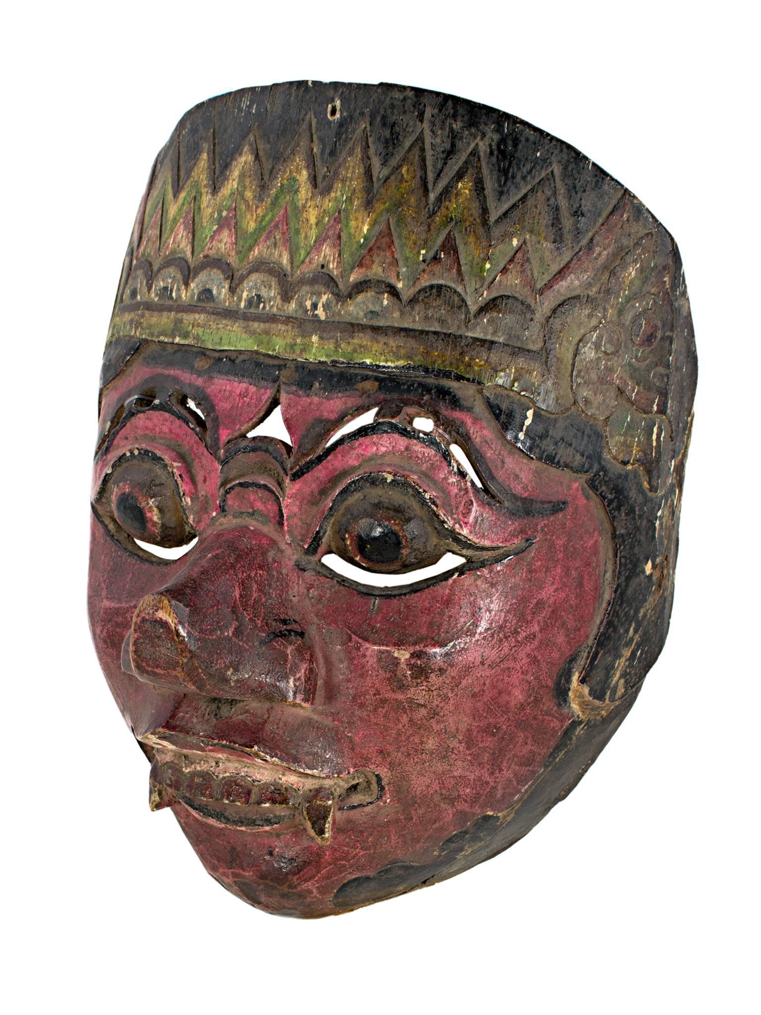 « Mask, Round Eyes, Fangs, & Beet Red Face », bois créé en Indonésie  - Sculpture de Unknown