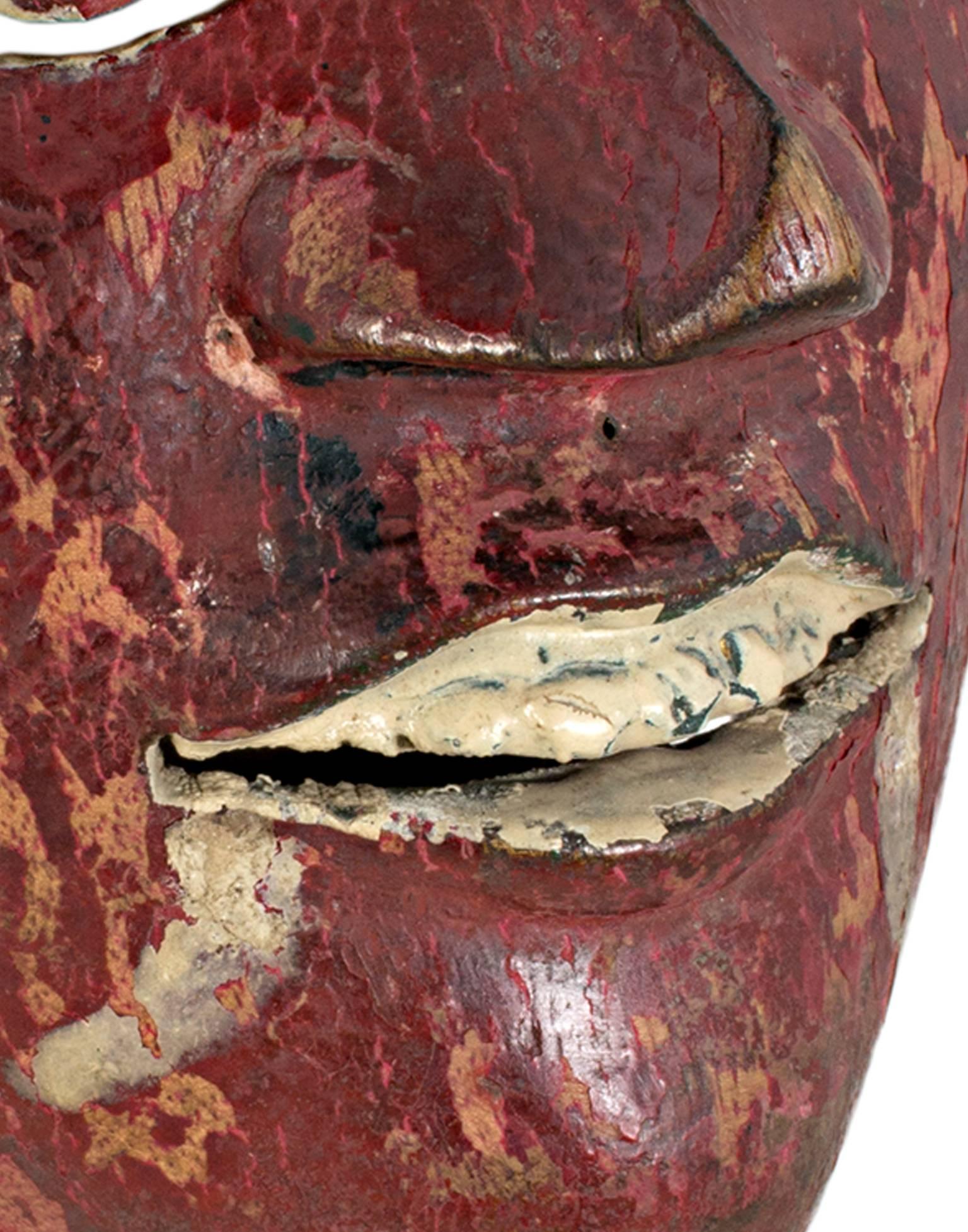 « Masque avec des yeux ronds, des crocs peints et un visage rouge sang », bois d'Indonésie en vente 1