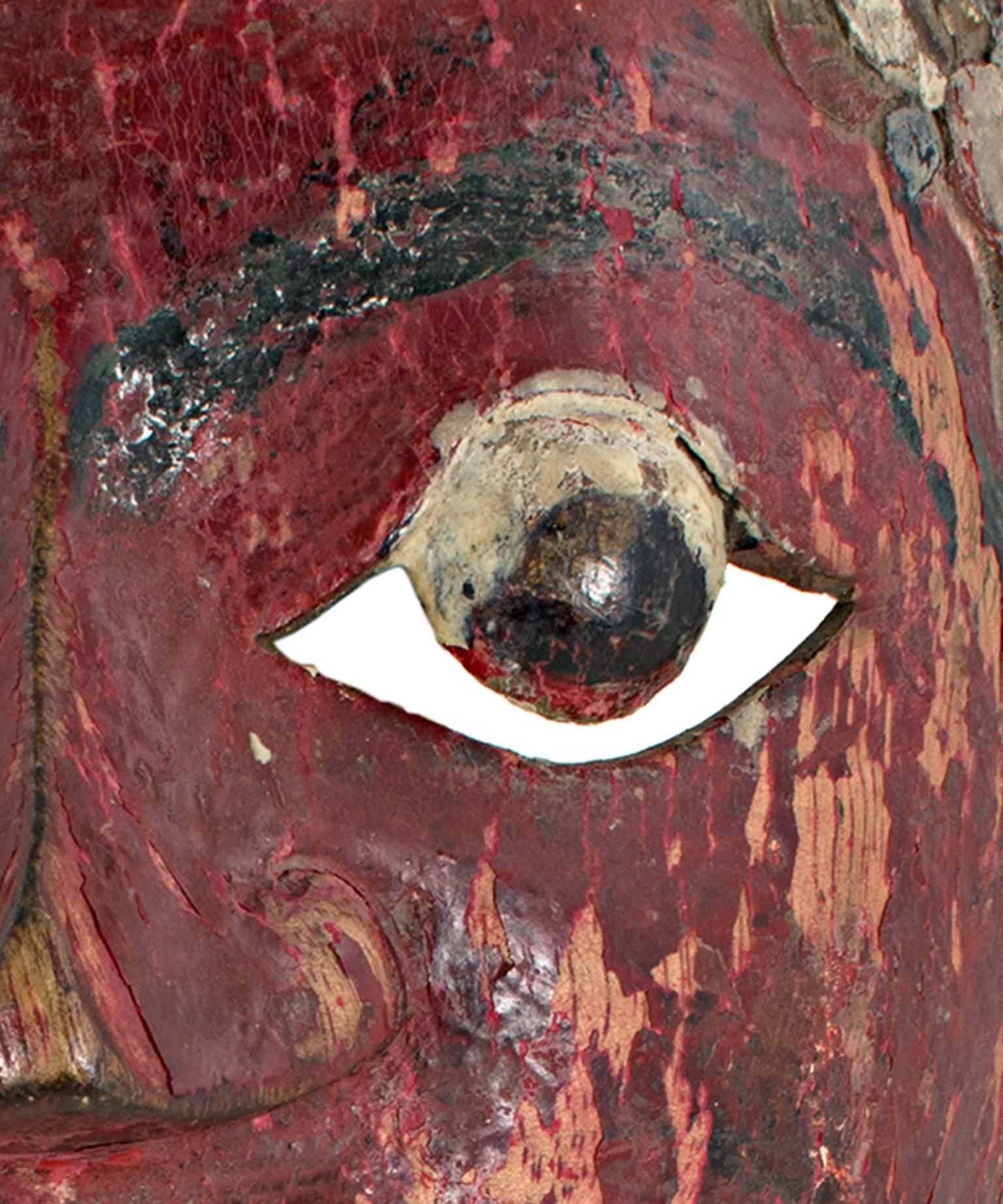 « Masque avec des yeux ronds, des crocs peints et un visage rouge sang », bois d'Indonésie en vente 2