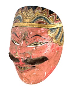 « Mask with Salmon-Colored Face and Slanted Eyes », moutarde en bois et fourrure, Indonésie