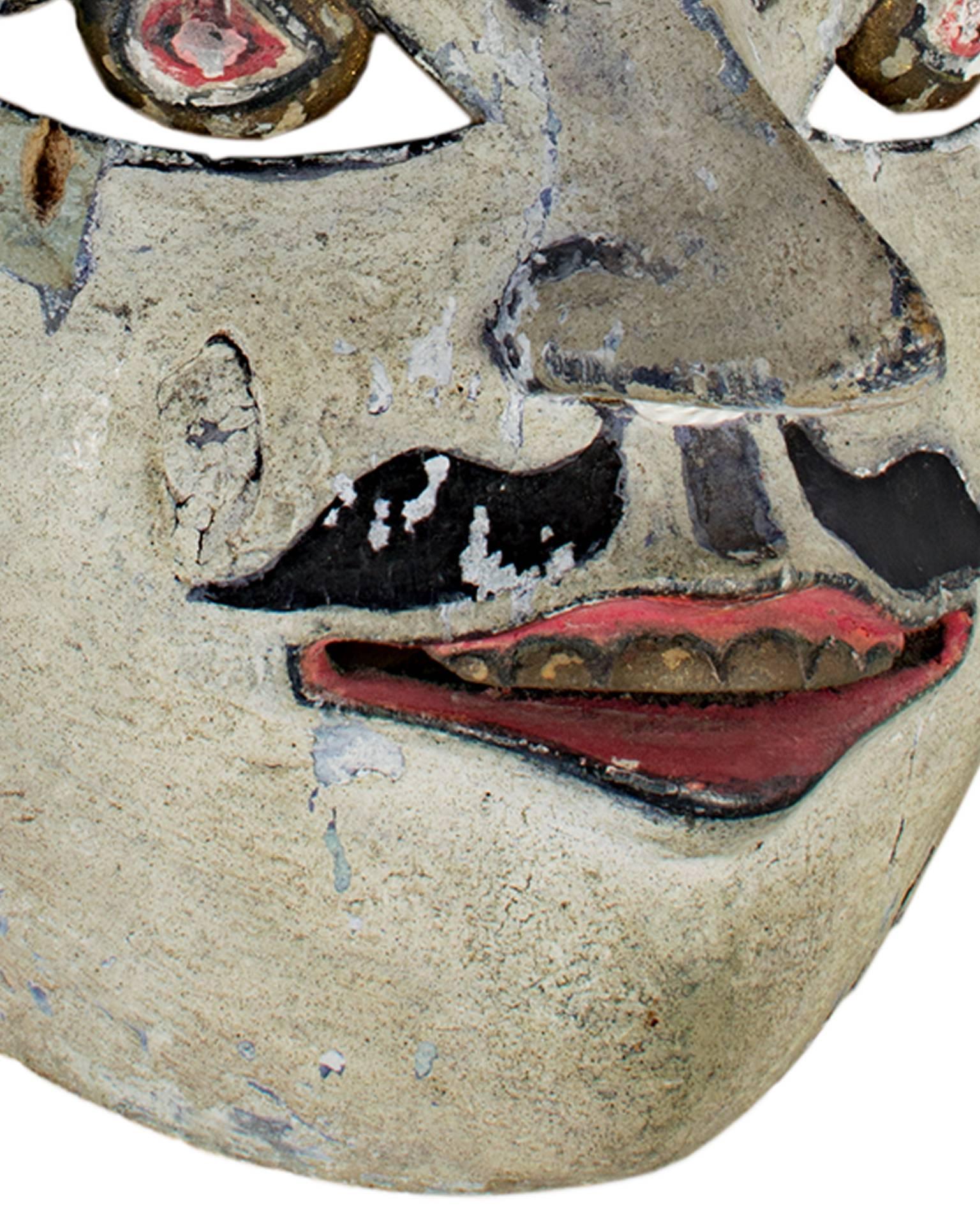 « Masque avec visage blanc, yeux ronds et moutarde peint », bois d'Indonésie en vente 1