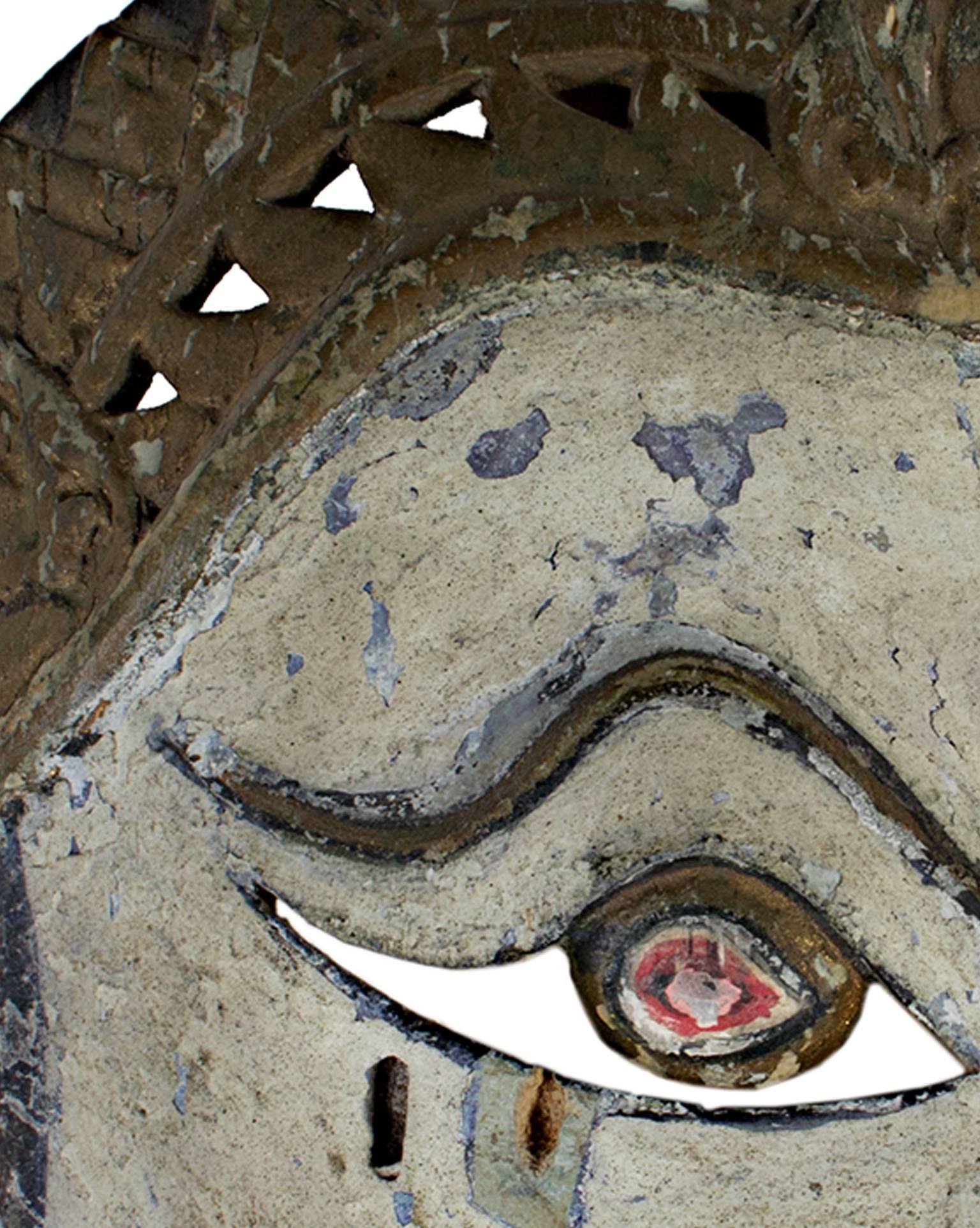 « Masque avec visage blanc, yeux ronds et moutarde peint », bois d'Indonésie en vente 4