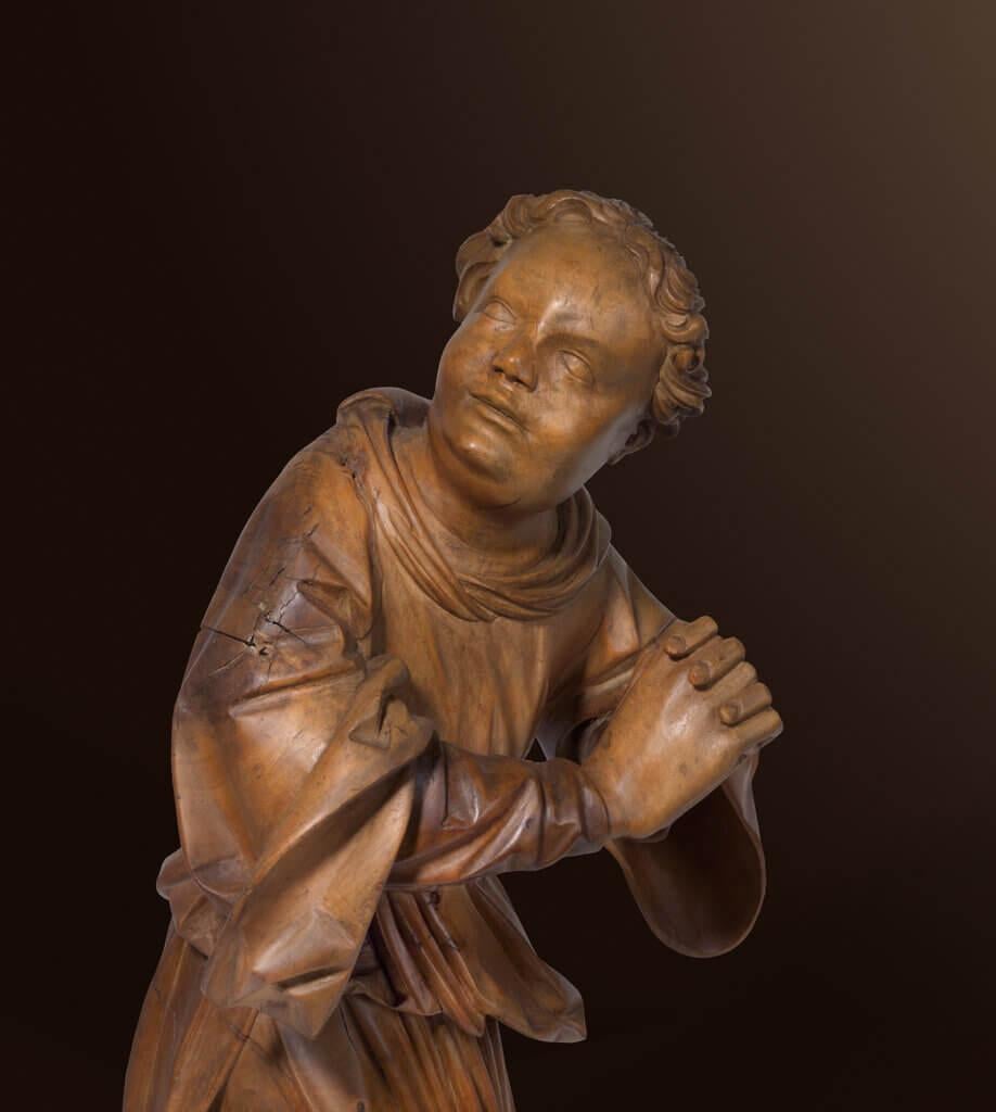MASTER ANGEL 
Museum sculpture of the master of Mauer 
Austrian Danube Region 
Around 1500/20 
Lime wood, carved full round 
Height 55 cm 

Provenance: 
Hofstätter Collection, Vienna 

The masterful sculpture was made in the workshop of the master