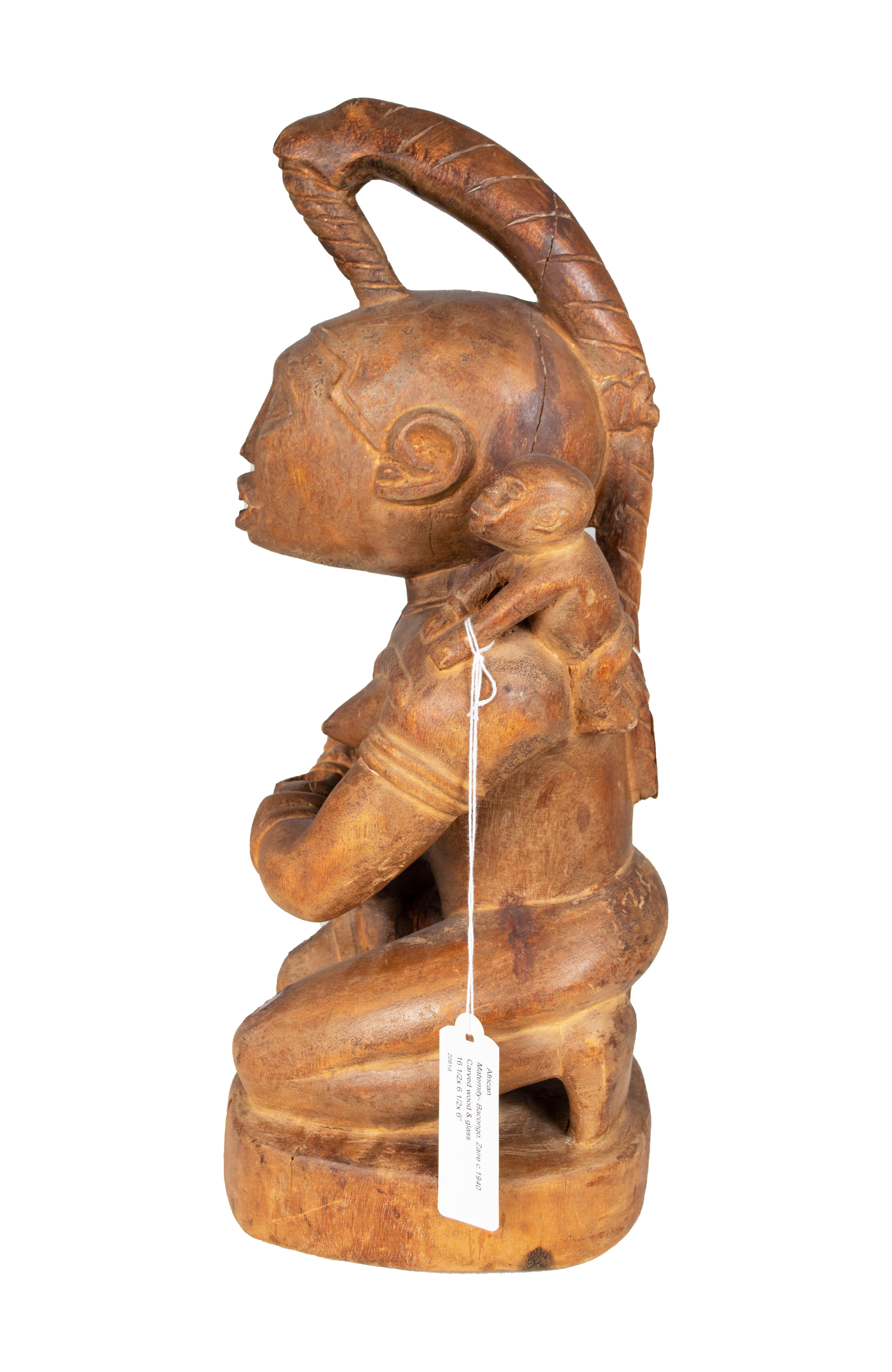 „Maternity-Bacongo, Zaire“, geschaffen in der Demokratischen Republik Kongo um 1940 – Sculpture von Unknown