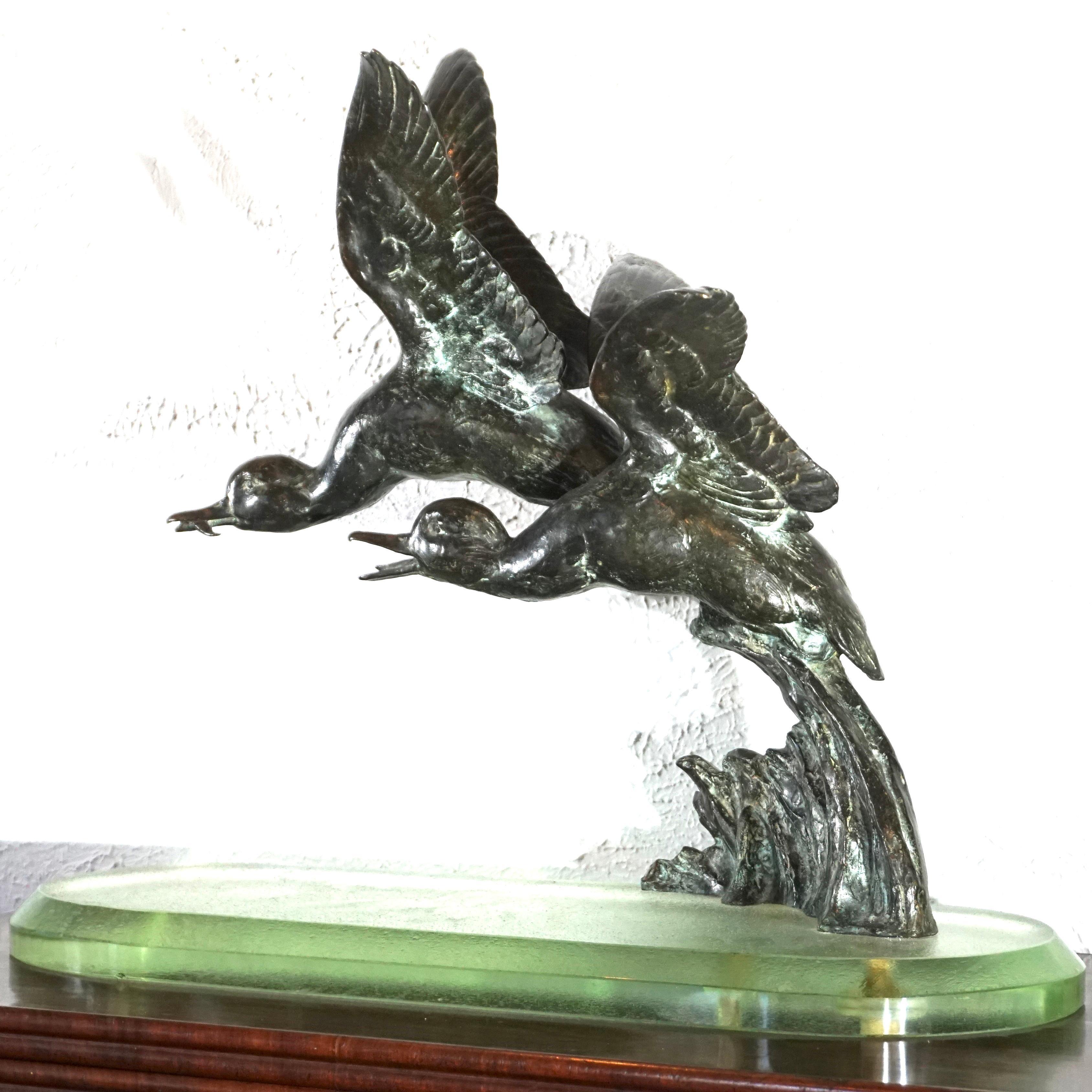 Maximilien-Louis Fiot Scultura in bronzo di anatre in volo - Figurative Sculpture Oro di Unknown