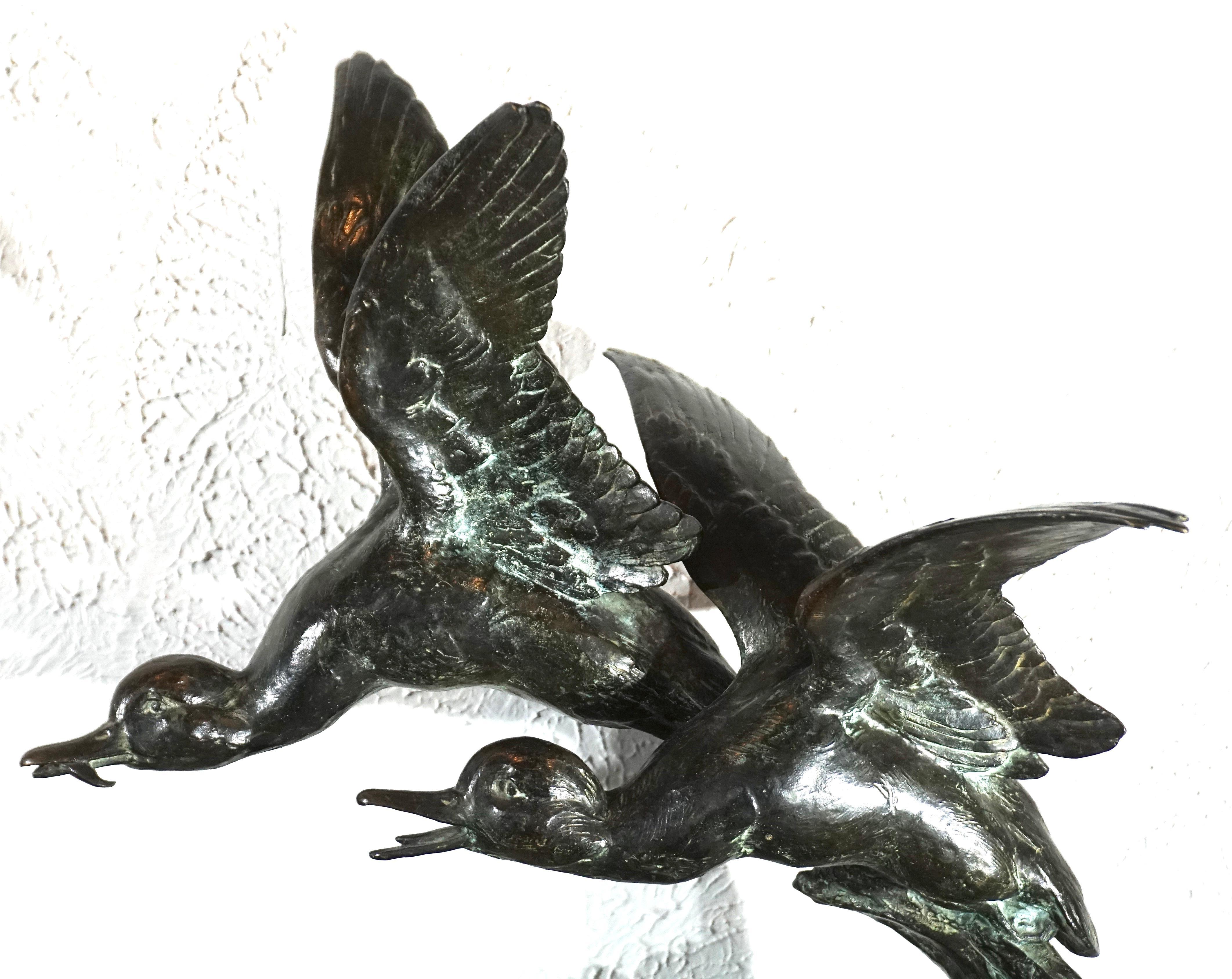 Maximilien-Louis Fiot (1886-1953) scultura Art Nouveau-Art Deco di Anatre in volo, bronzo fuso patinato montato su una spessa base di vetro acidato, firma impressa sul bordo inferiore dell'acqua 
