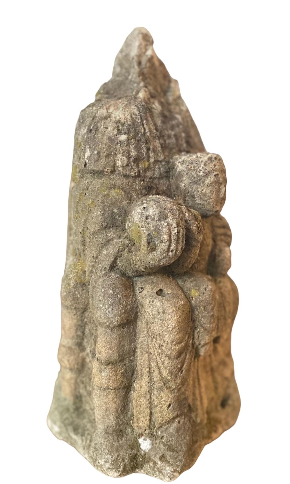 Statuette médiévale Vierge et enfant Sedes Sapientiae sculpture en granit acéphalique  - Médiéval Sculpture par Unknown