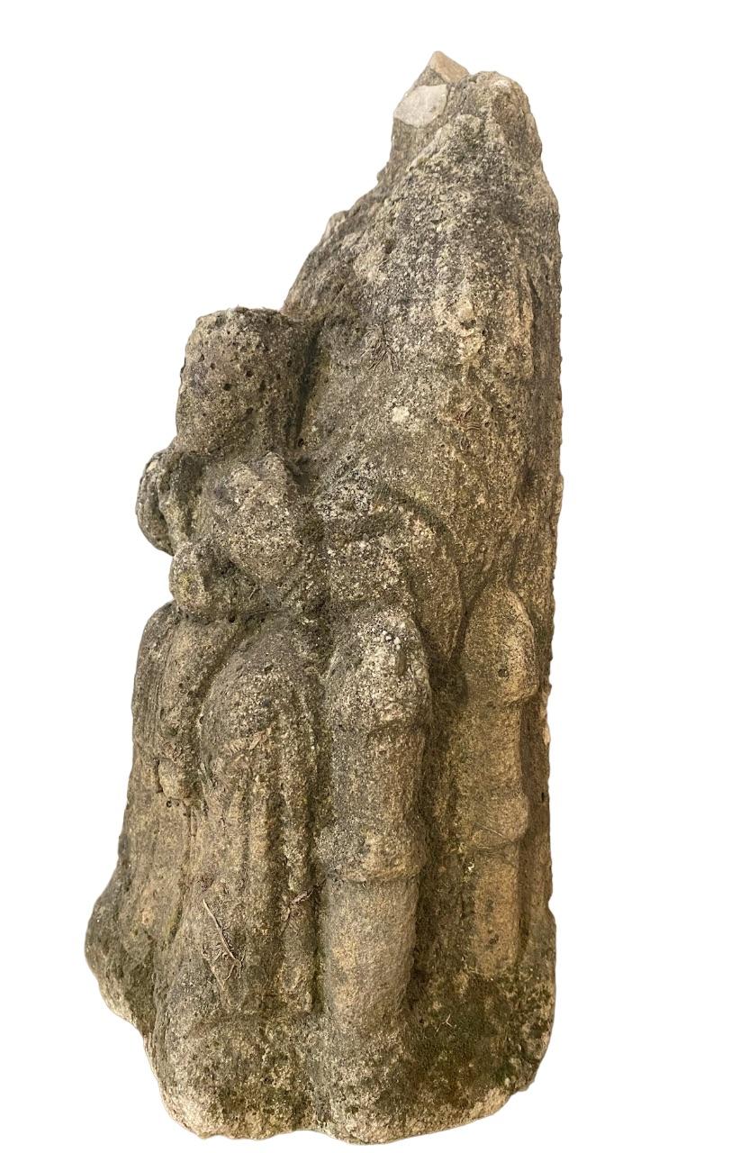 Statuette médiévale Vierge et enfant Sedes Sapientiae sculpture en granit acéphalique  en vente 2