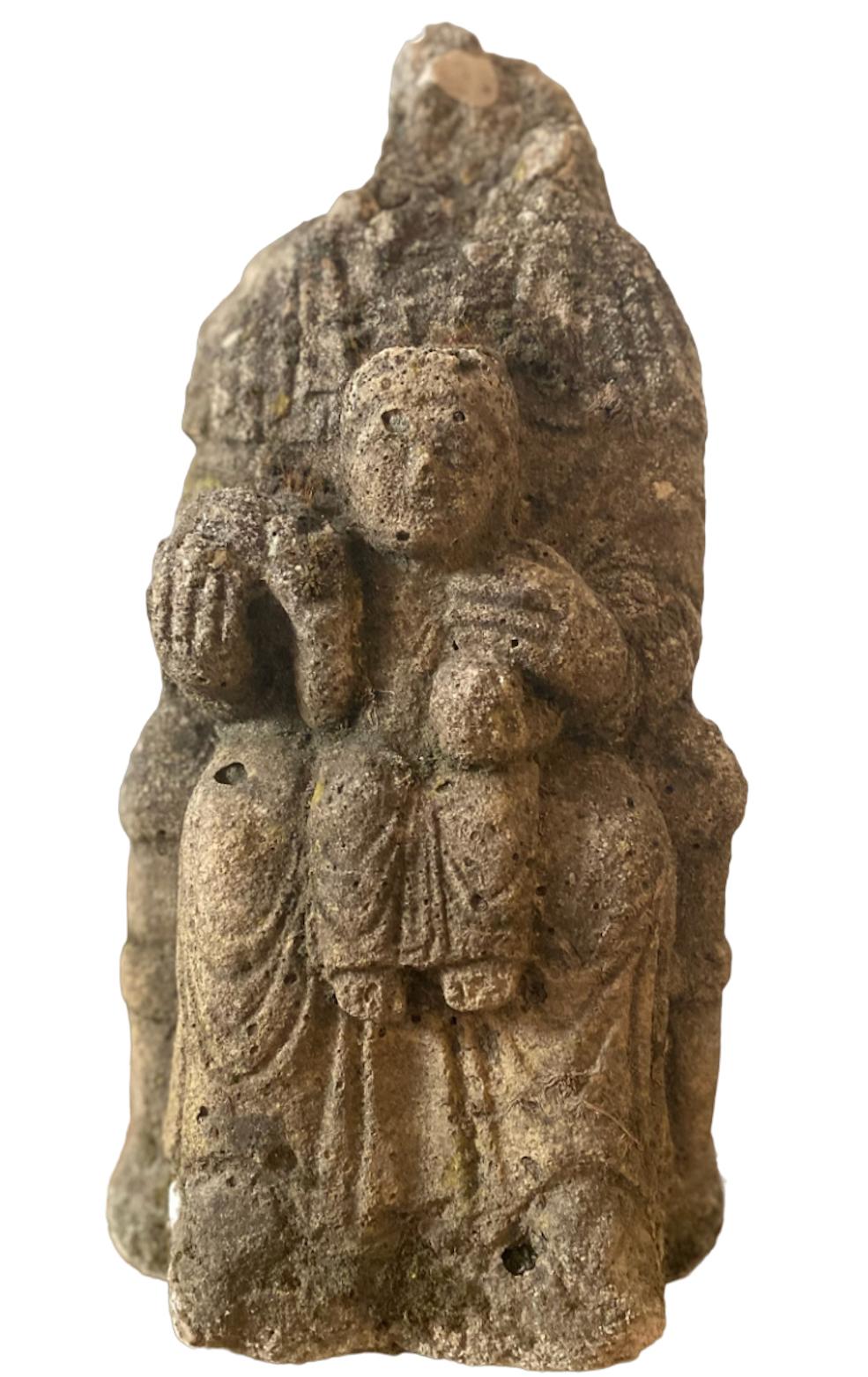 Figurative Sculpture Unknown - Statuette médiévale Vierge et enfant Sedes Sapientiae sculpture en granit acéphalique 
