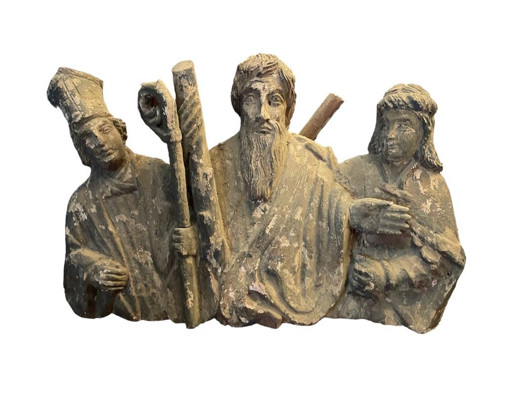 Geschnitzte Statue aus 3 religiösen Figuren im mittelalterlichen Stil