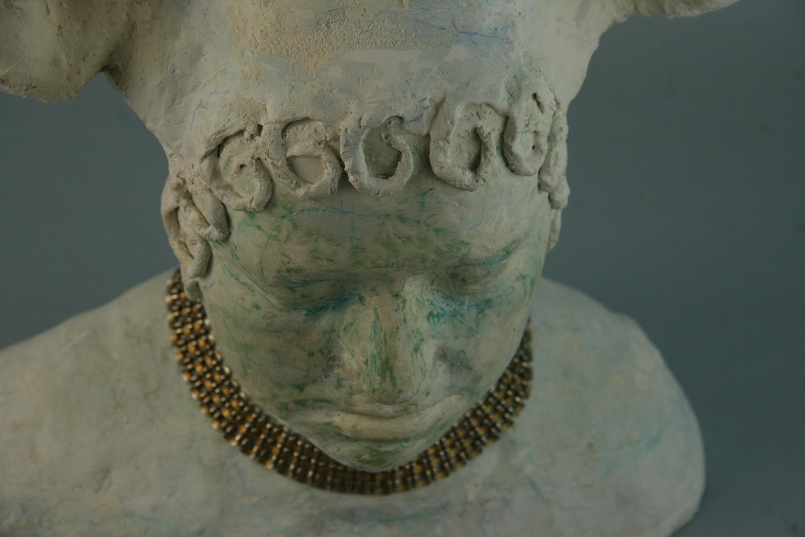 734 Handgefertigte Medusa aus Gips mit Halskette.
Entworfen und hergestellt von Brunelli