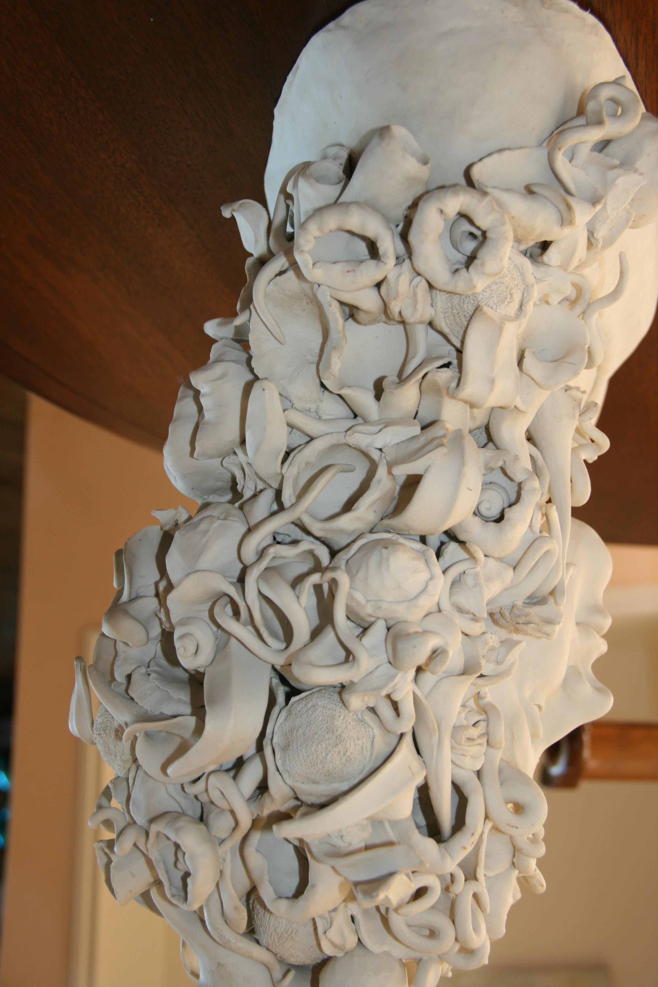 Sculpture réalisée par un artiste sicilien, Medusa en porcelaine blanche en vente 8