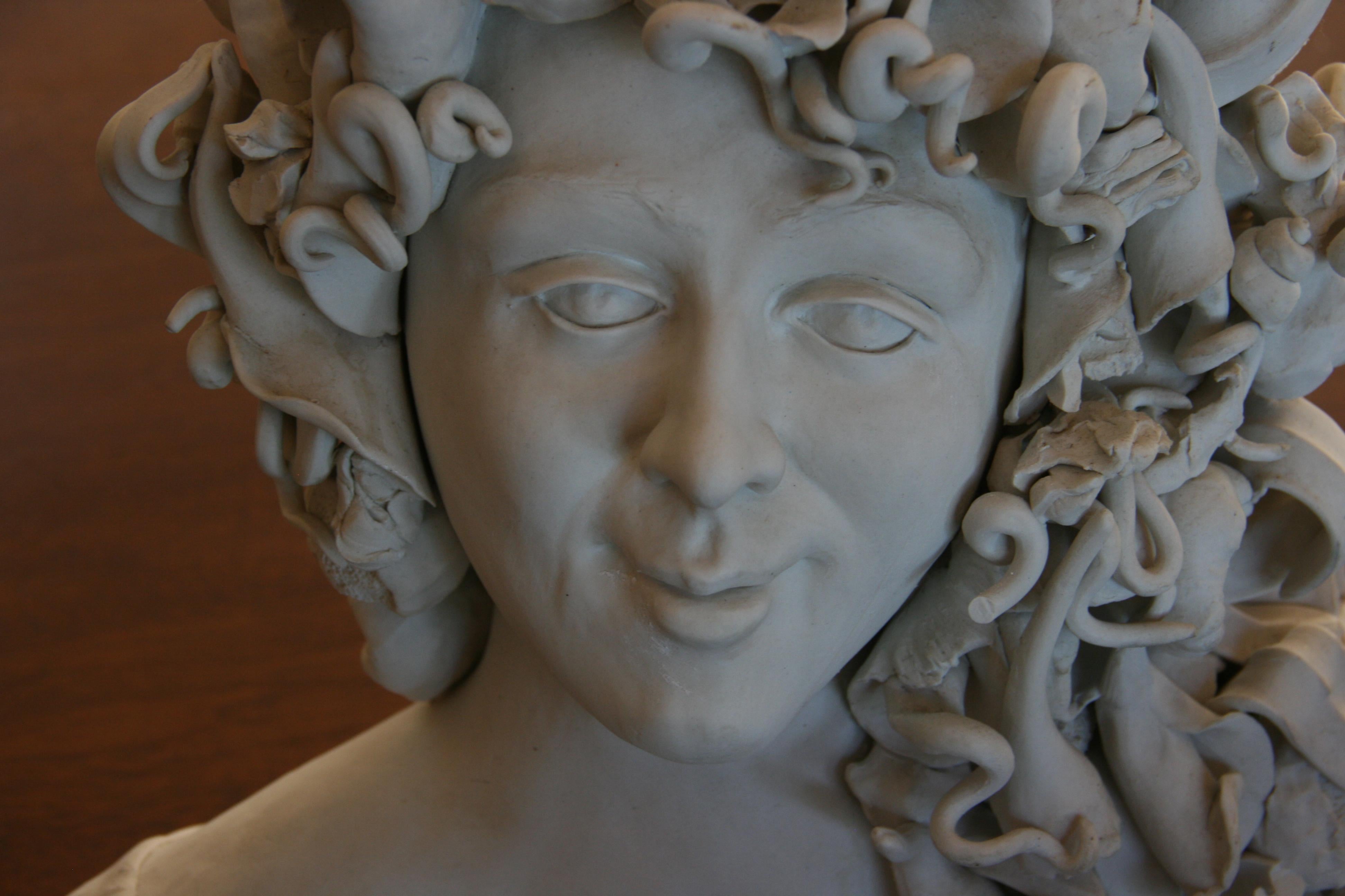 Sculpture réalisée par un artiste sicilien, Medusa en porcelaine blanche en vente 1