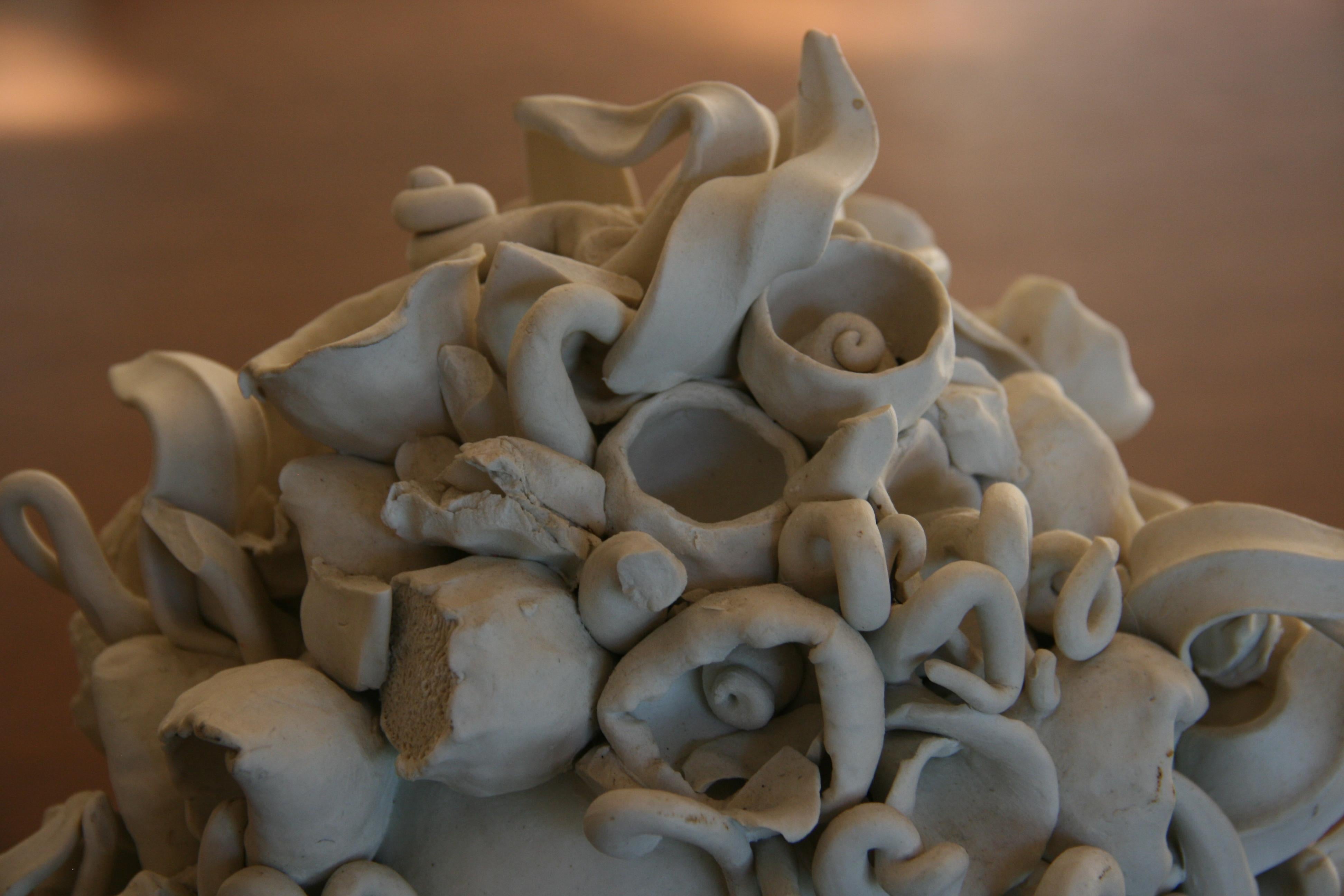 Sculpture réalisée par un artiste sicilien, Medusa en porcelaine blanche en vente 2