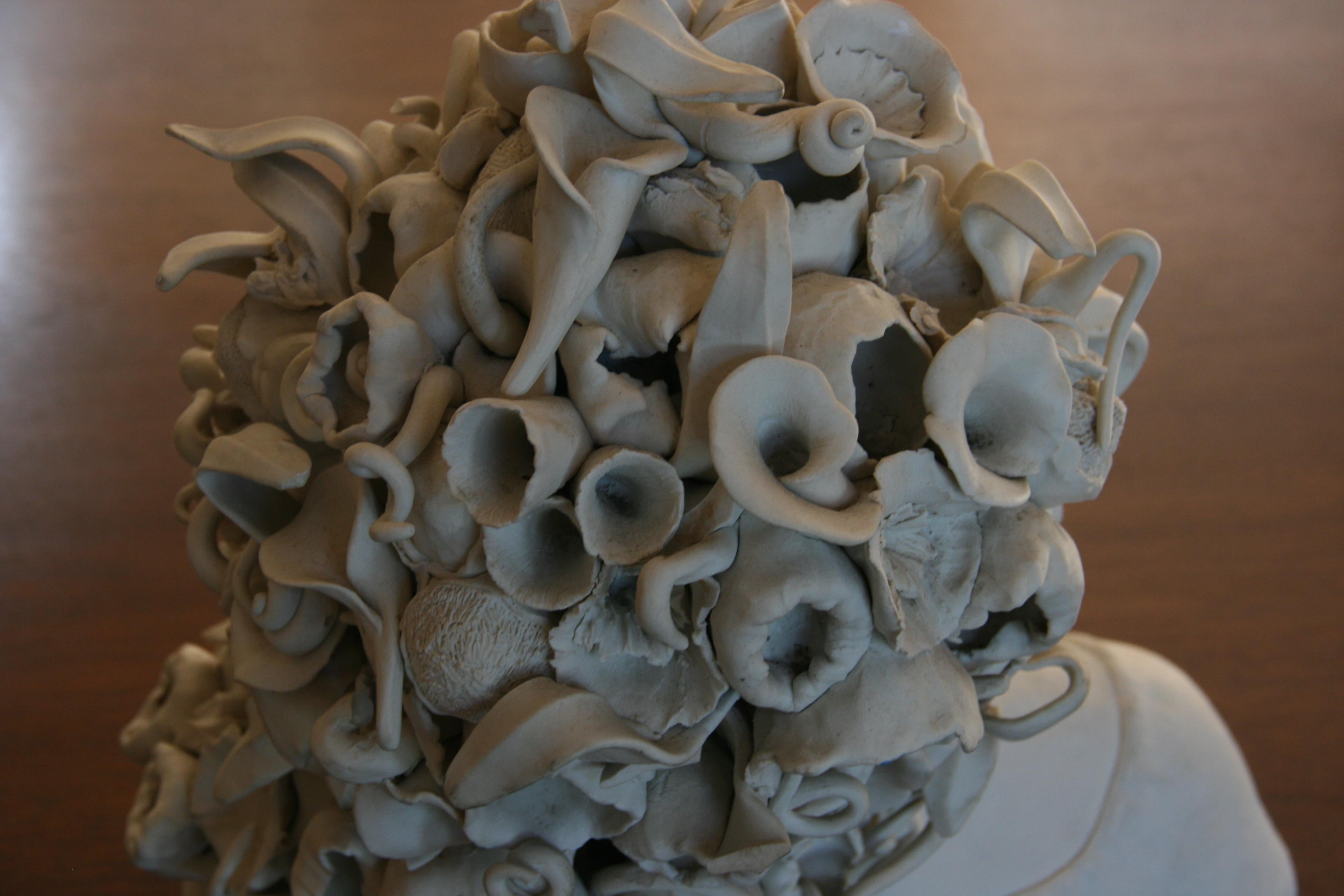 Sculpture réalisée par un artiste sicilien, Medusa en porcelaine blanche en vente 7