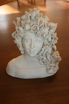 Sculpture réalisée par un artiste sicilien, Medusa en porcelaine blanche