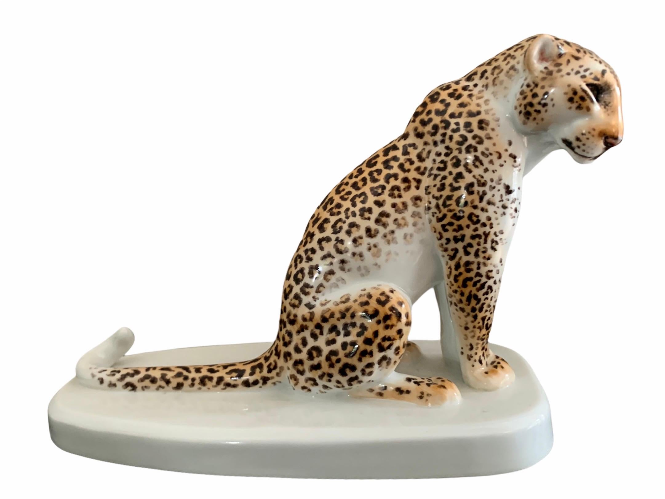 Meissen - German Porcelain Leopard sculpture - Sculpture by Unknown