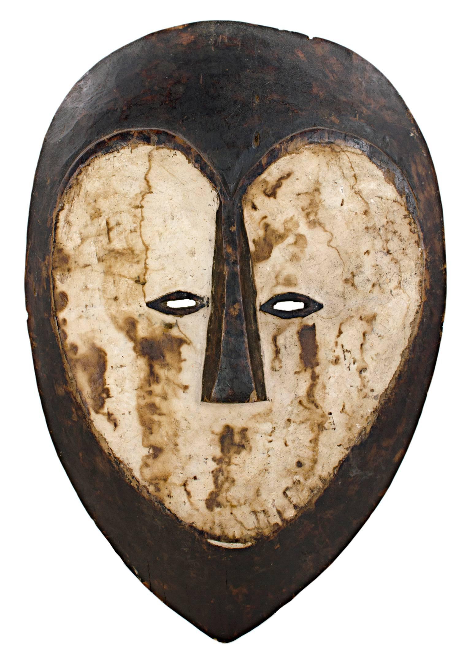 ""Messenger Mask Lega - Zaire", Holz und Ton, hergestellt in Afrika um 1925 – Sculpture von Unknown