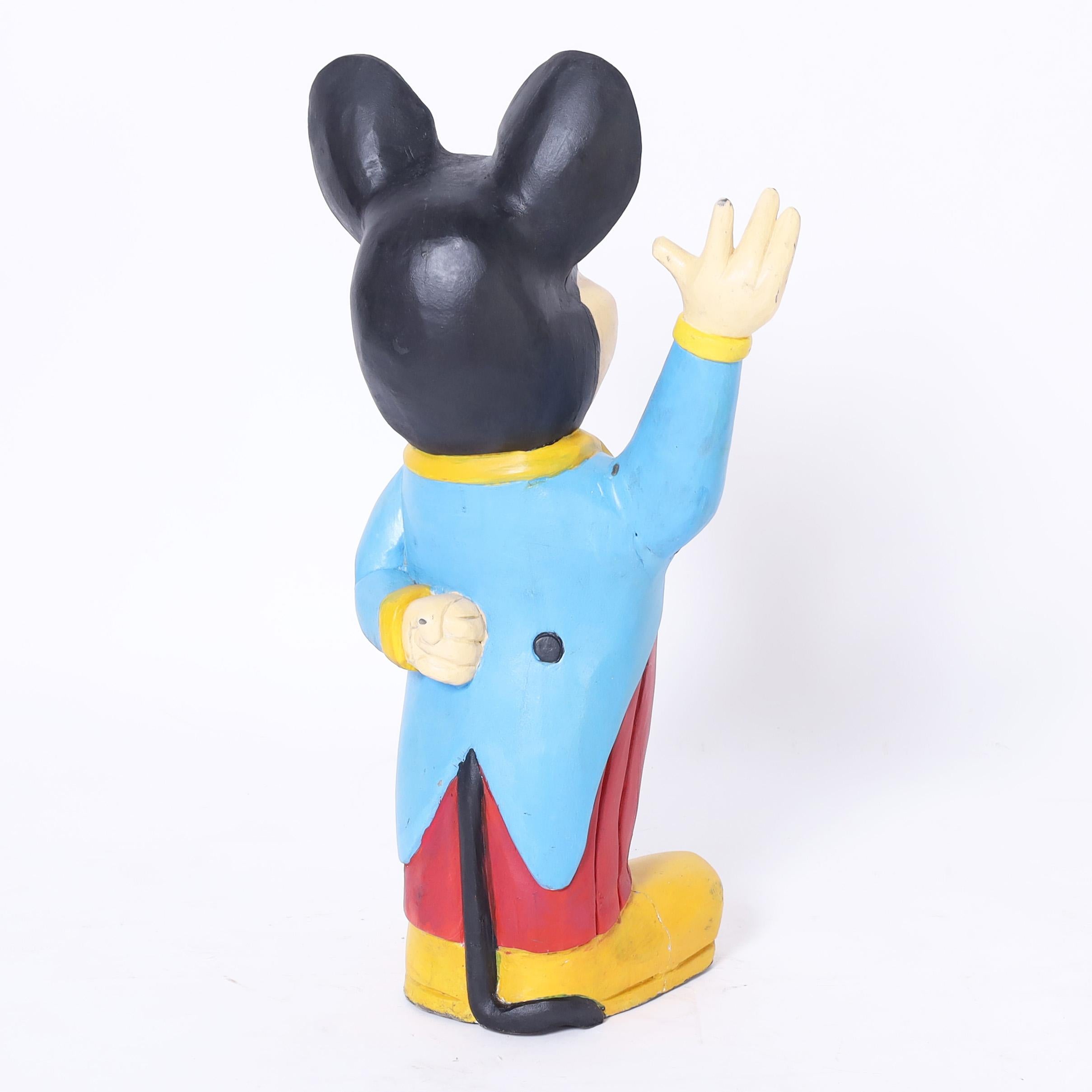 Skurrile Mickey Mouse Holzskulptur handgeschnitzt und bemalt in seinem blauen Smoking. 