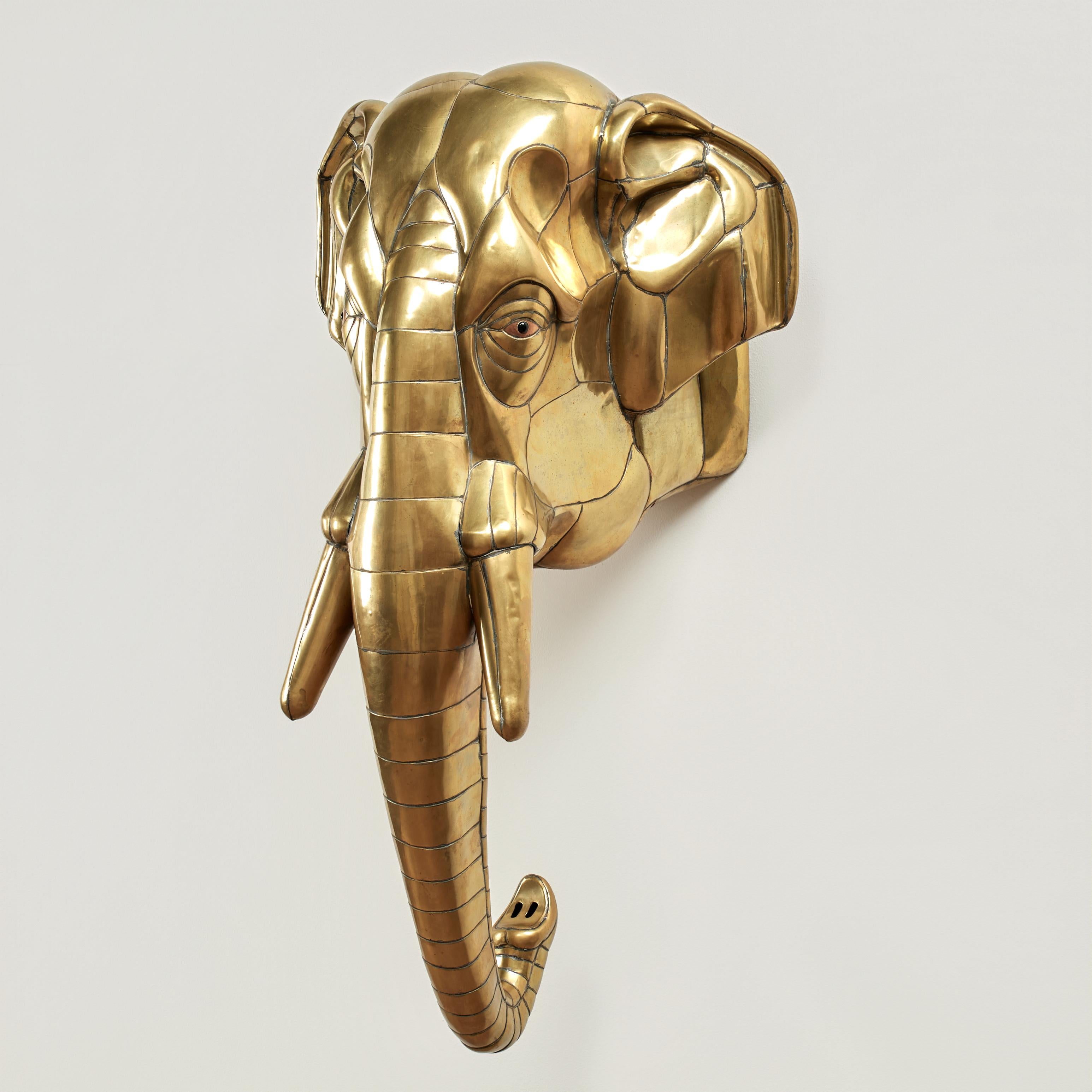 Figurative Sculpture di Unknown - Scultura a forma di testa di elefante in ottone della metà del secolo scorso