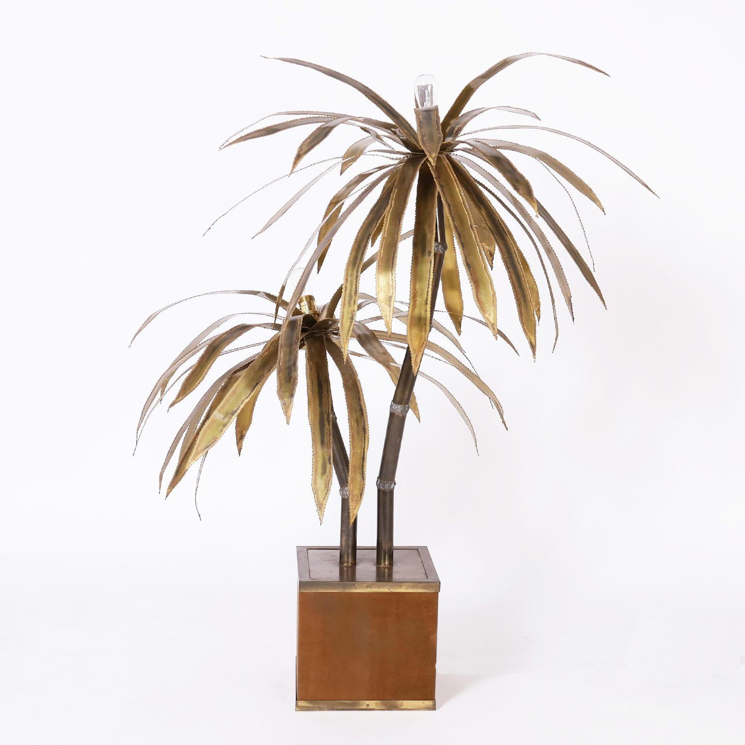 Auffällige Palmen-Skulptur aus der Mitte des Jahrhunderts mit Blättern im brutalistischen Stil, die an den Spitzen Lichter haben, in einem quadratischen, mit braunem Samt verkleideten Messing-Pflanzgefäß.