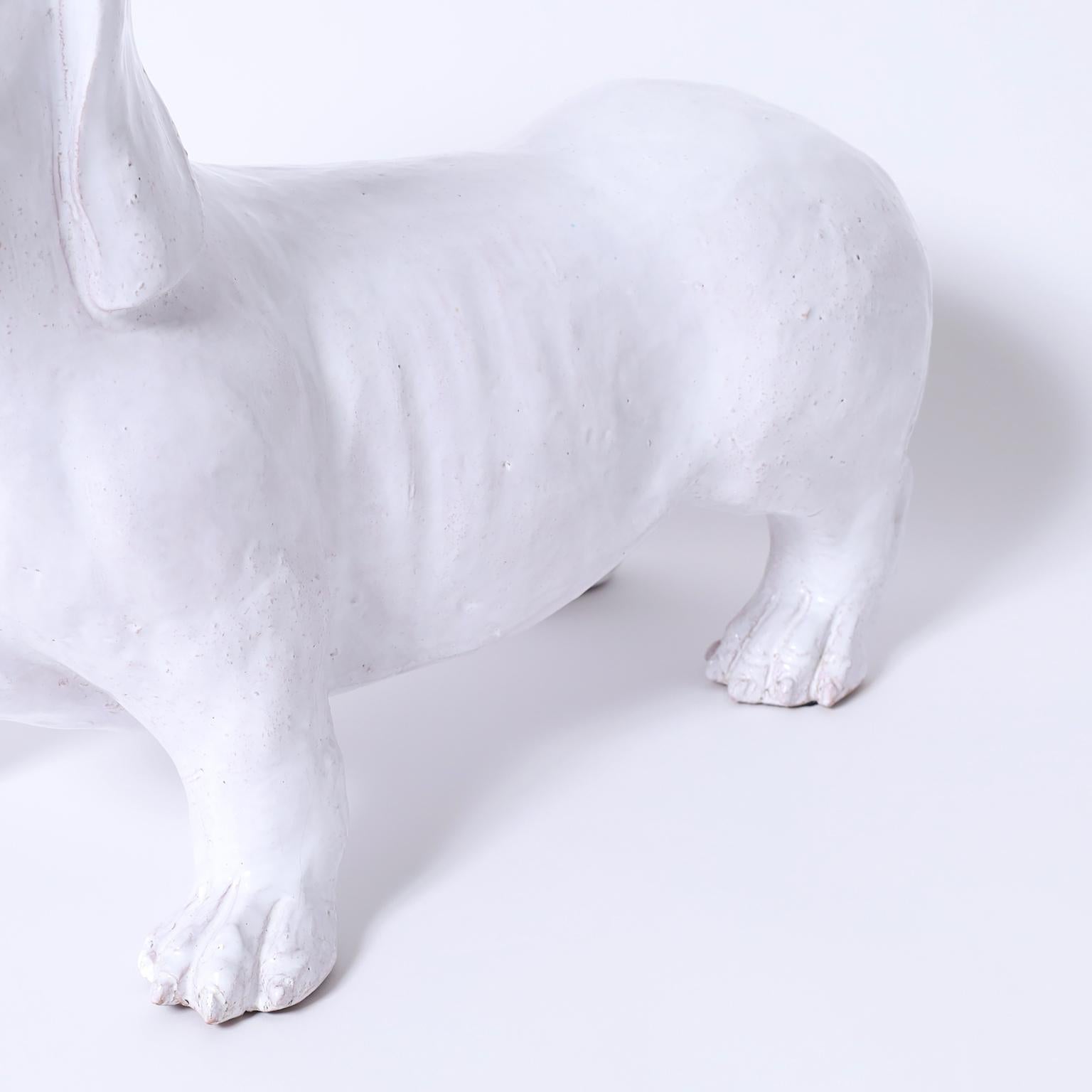 Teckel ou chien en terre cuite italienne à glaçage blanc, de forme réaliste, prêt à être sauvé.