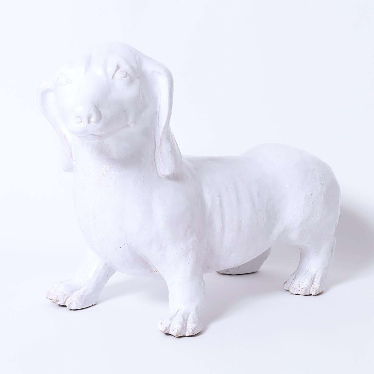 Teckel ou sculpture de chien en terre cuite émaillée du milieu du siècle dernier - Sculpture de Unknown