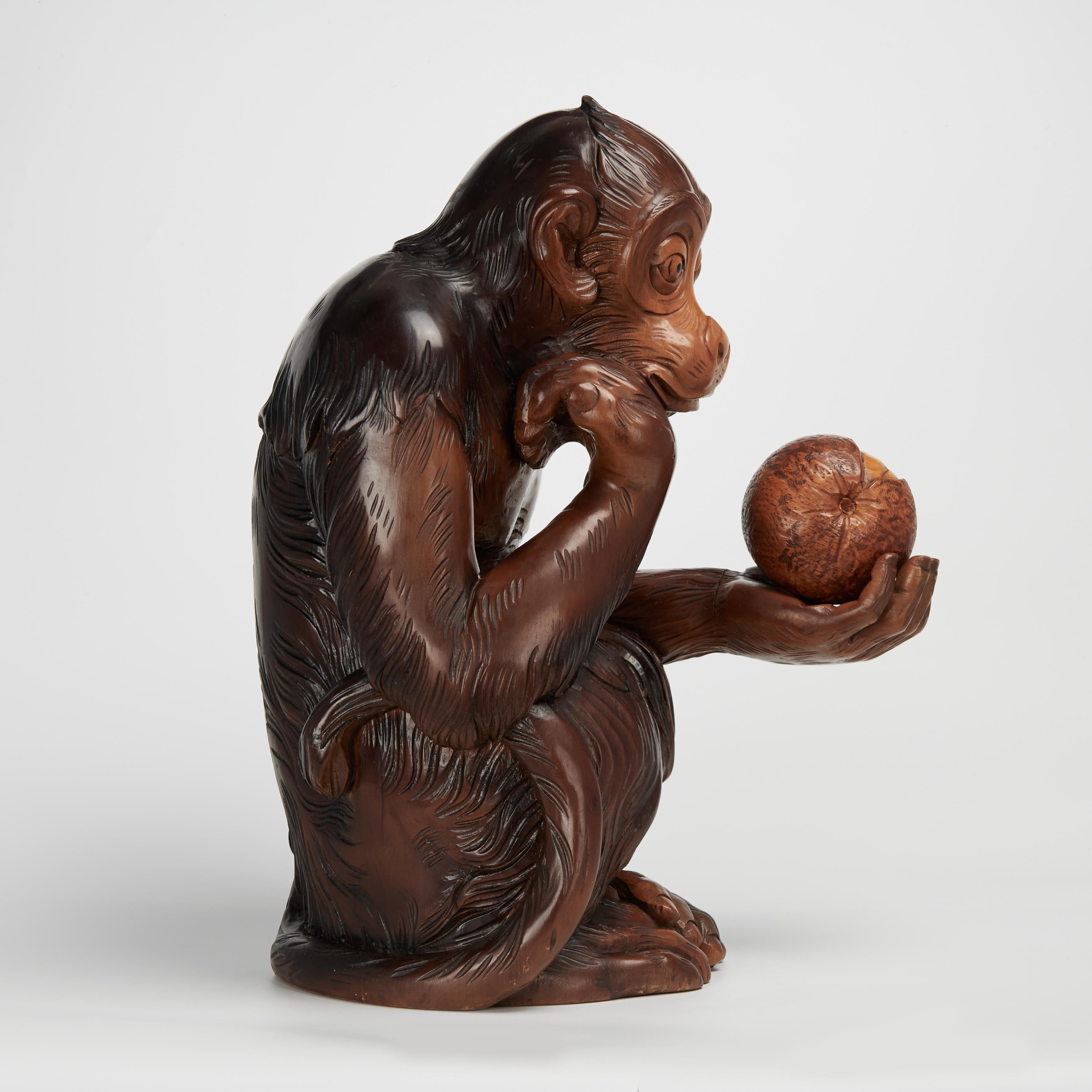 Impressionante e stravagante scultura vintage in legno di noce che raffigura abilmente una scimmia dagli occhi spalancati che contempla un frutto. Firmato Macabo Italy sul fondo. 