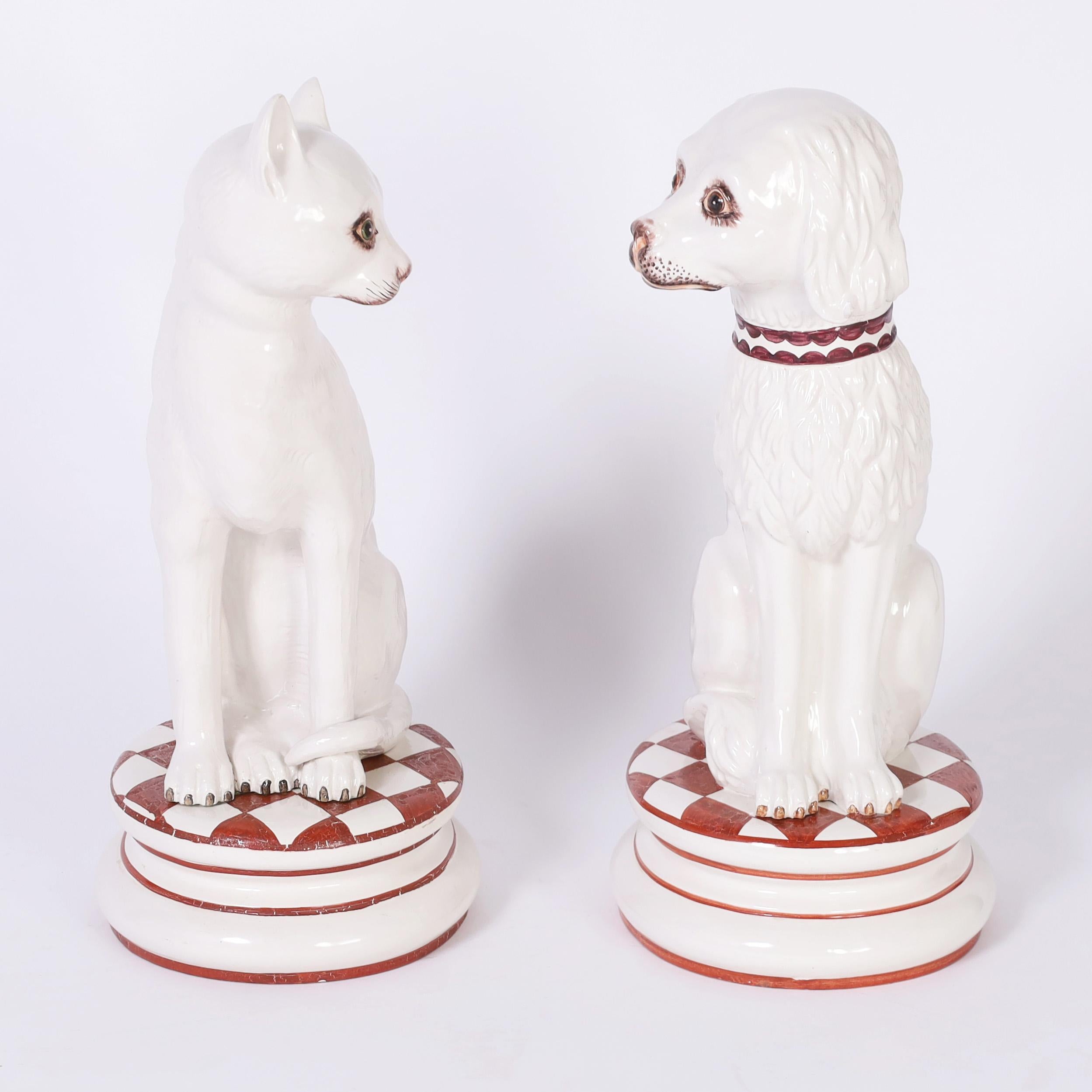 Beste Freunde zusammen, italienische Vintage-Figuren in Lebensgröße für Hund und Katze auf passenden Kissen, aus Keramik gefertigt, von Hand dekoriert und glasiert.