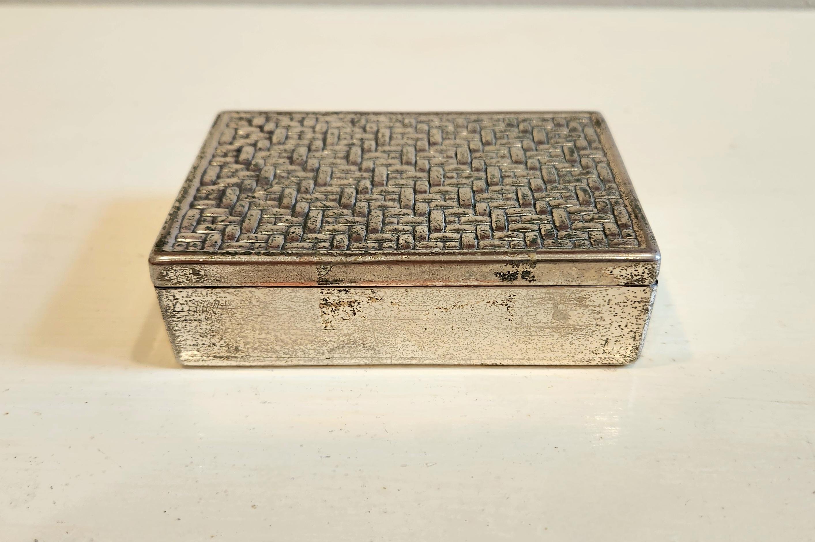 Boîte en métal du milieu du siècle, couleur Silver - Sculpture de Unknown