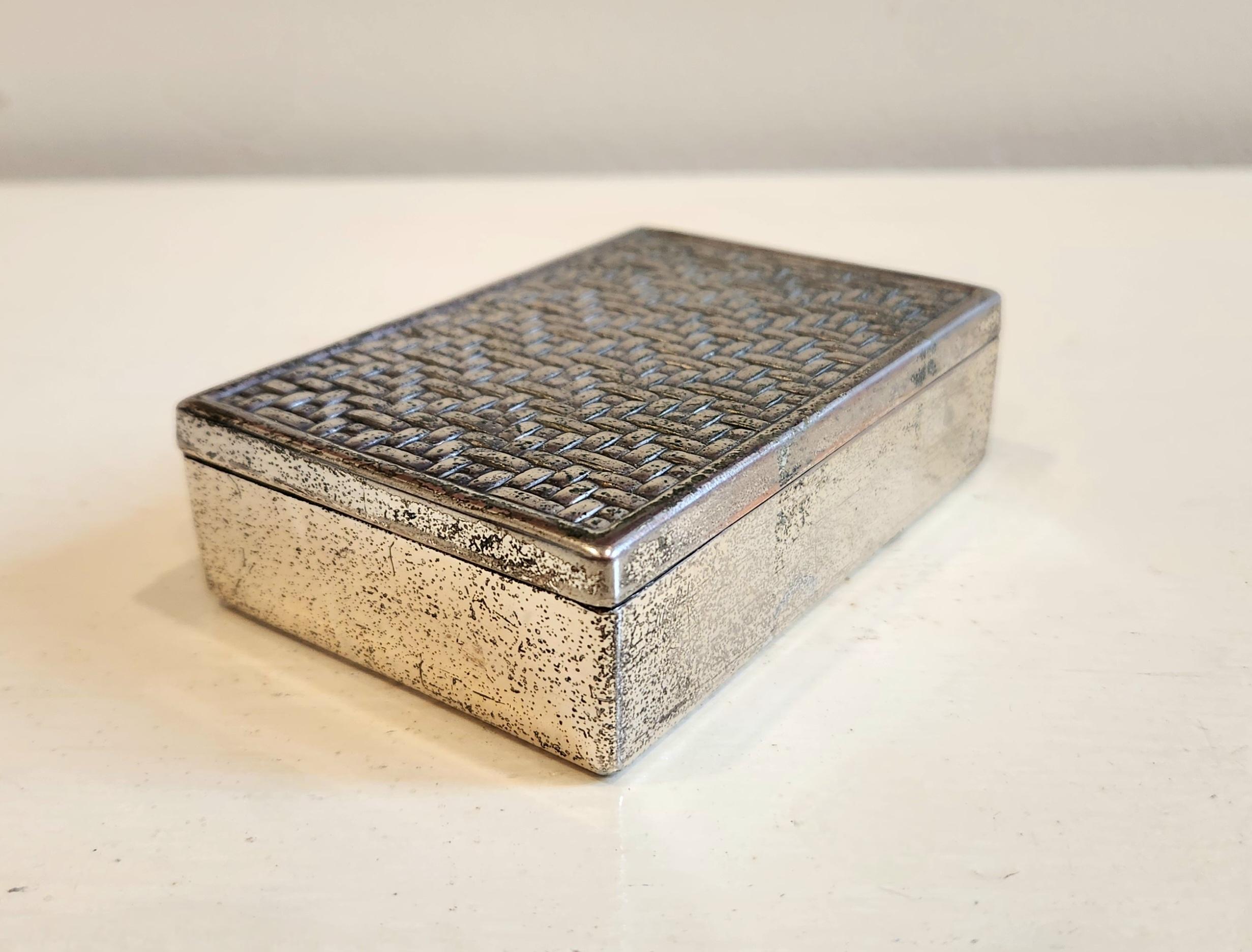 Boîte en métal du milieu du siècle, couleur Silver - Géométrique abstrait Sculpture par Unknown