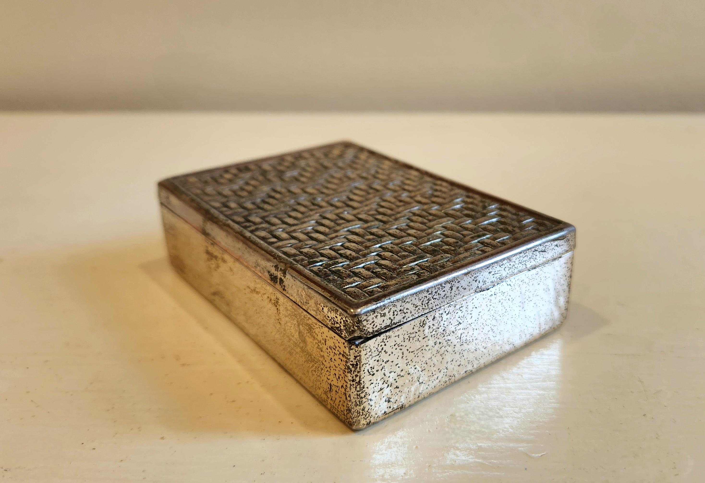 Diese Dose hat eine sehr schöne Silberpatina, obwohl sie nicht als Silber gekennzeichnet ist. Auf der Oberseite der Schachtel befindet sich ein elegantes Design aus verschlungenen Gittern. Es würde schön aussehen als Dekoration auf einem
