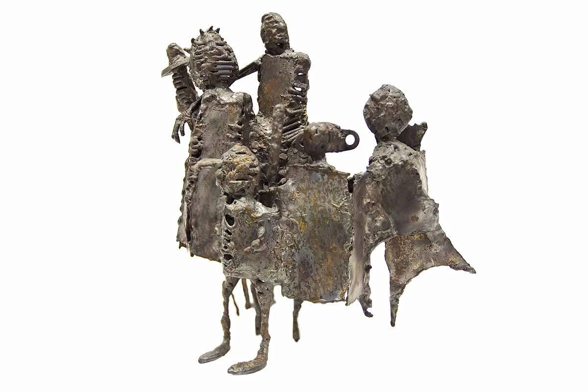 Dans cette sculpture en bronze, l'artiste (inconnu) a soudé un groupe de figures en une pièce unifiée. Ces figures prennent des caractéristiques animales et humaines, ce qui est évident dans la forme de leurs corps et de leurs visages.
Sculpture