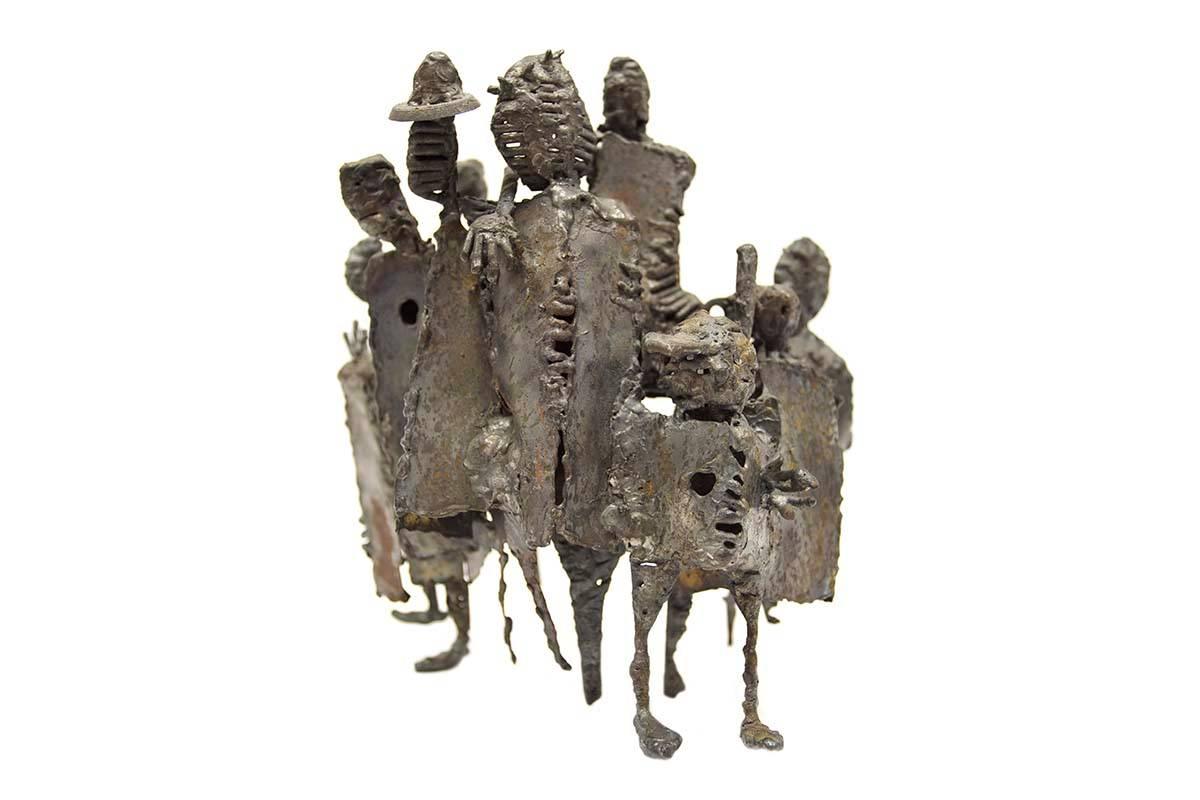 Dans cette sculpture en bronze, l'artiste (inconnu) a soudé un groupe de figures en une pièce unifiée. Ces figures prennent des caractéristiques animales et humaines, ce qui est évident dans la forme de leurs corps et de leurs visages.
Sculpture