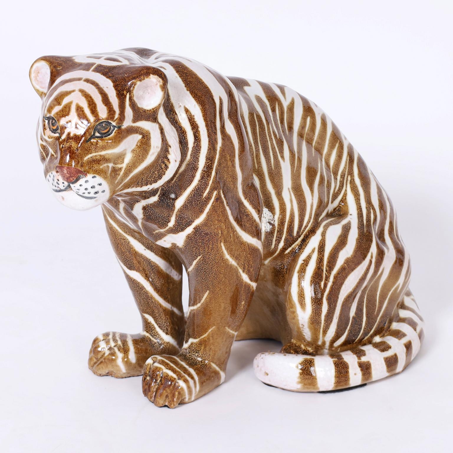 Sculpture de tigre du milieu du siècle ou objet d'art en terre cuite, décoré de rayures brunes et blanches et émaillé.