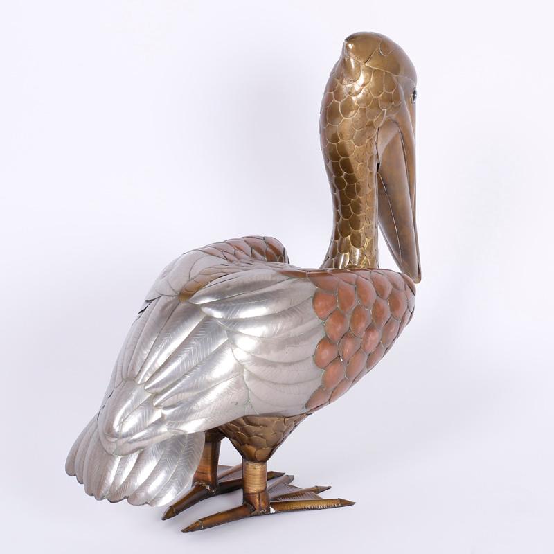Amüsante Pelikanskulptur aus Messing, Kupfer und versilbertem Metall in einer unverwechselbaren und fesselnden Komposition, die Technik mit Haltung verbindet.