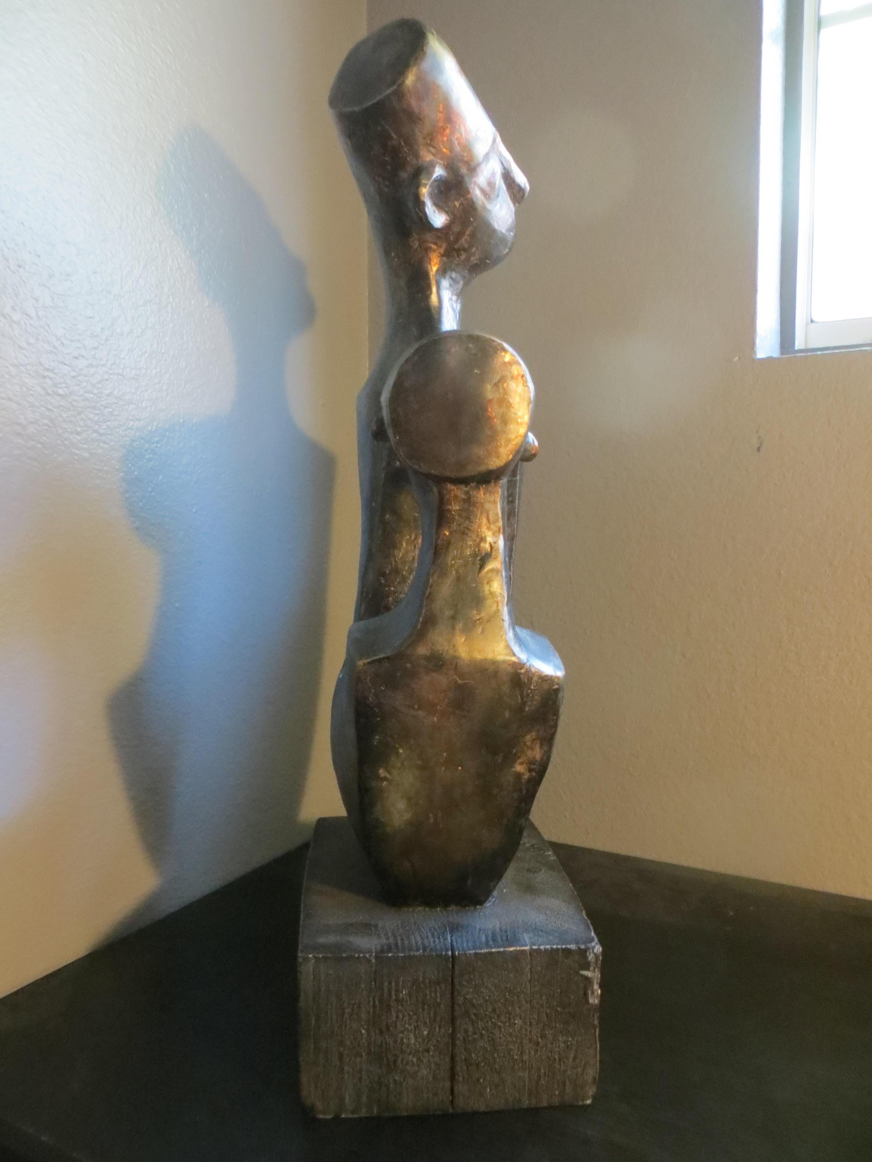 Scultura in resina della metà del secolo scorso, caratteristica del movimento cubista, estremamente decorativa e potente. Questa scultura è sicuramente ispirata a un famoso artista chiamato  Zadkine
