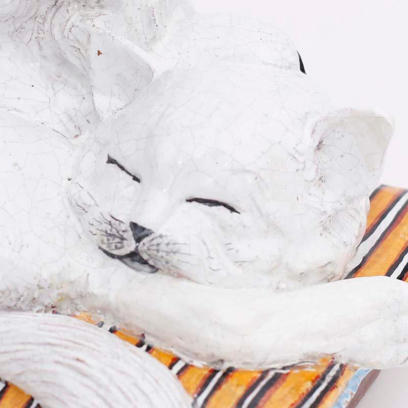 Due gatti su un cuscino in terracotta smaltata del Medioevo - Figurative Sculpture Grigio di Unknown