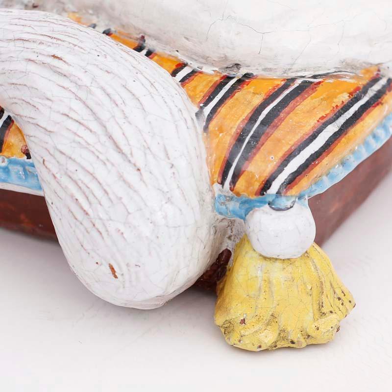 Whiting scultura in terracotta italiana smaltata a crepe di due gatti bianchi su un cuscino a righe con nappe.