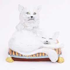 Due gatti su un cuscino in terracotta smaltata del Medioevo
