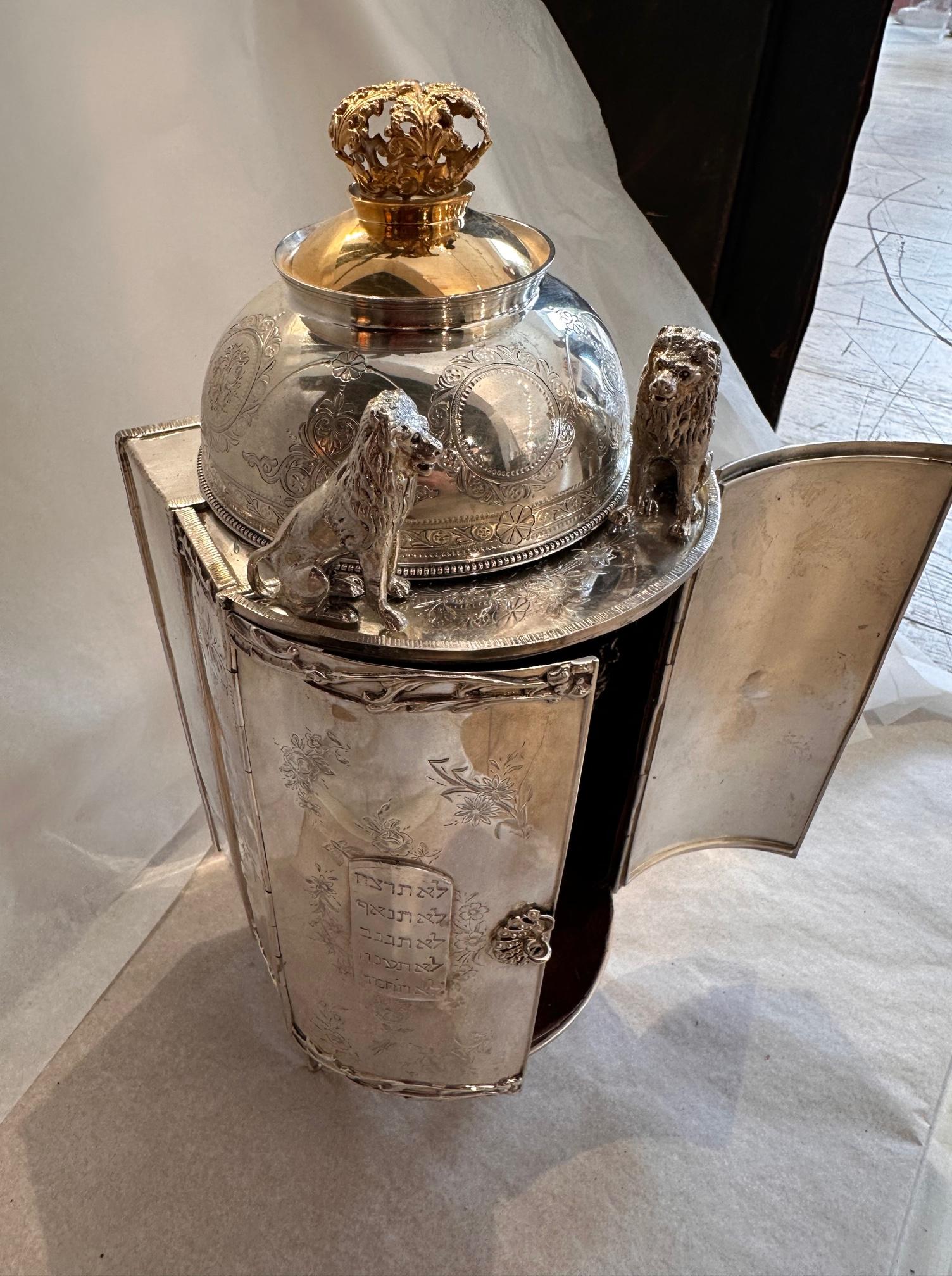 Miniatura della piccola arca della Torah in argento con corona dorata con i Dieci Comandamenti in vendita 1
