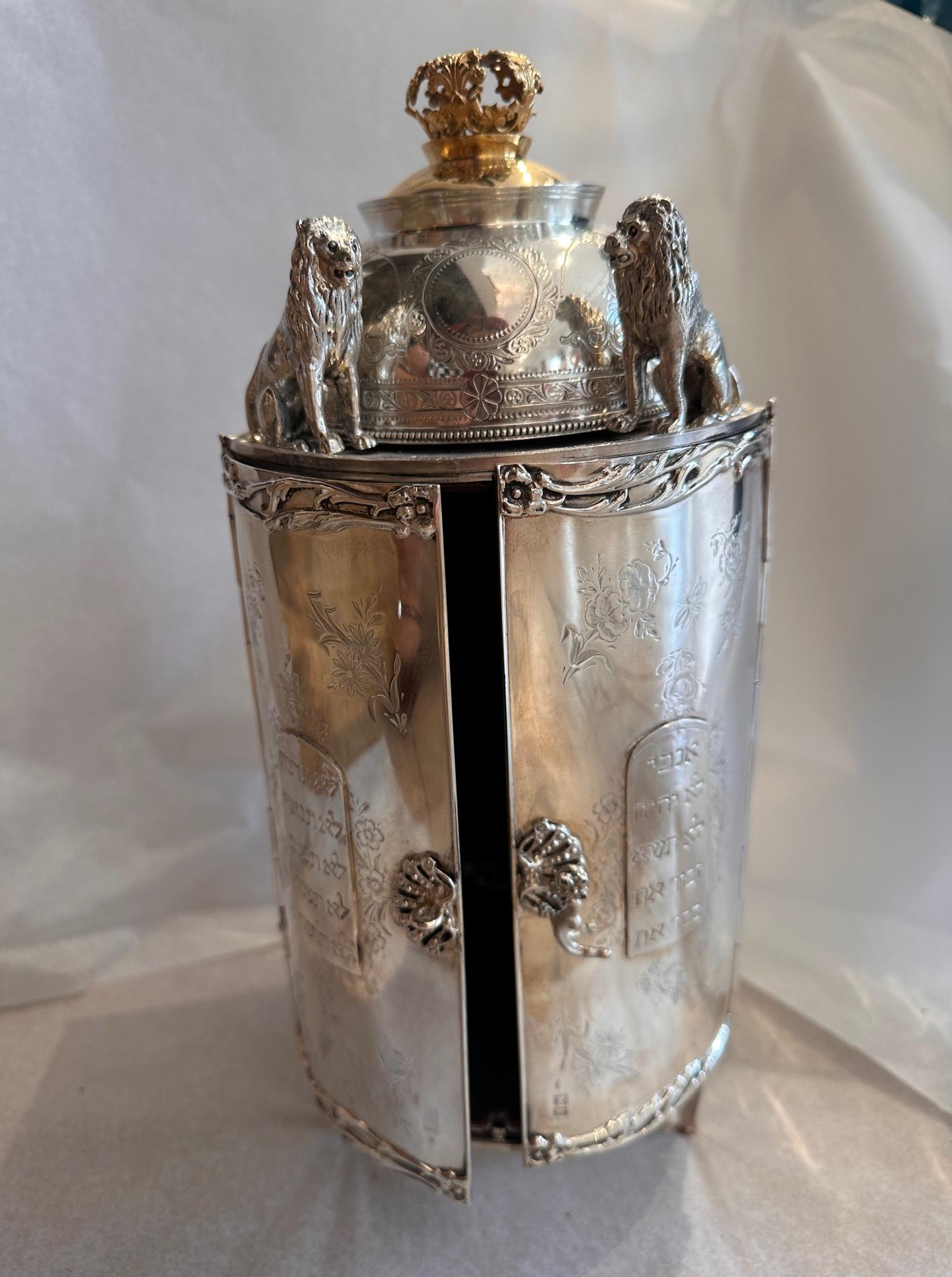 Miniatura della piccola arca della Torah in argento con corona dorata con i Dieci Comandamenti in vendita 2