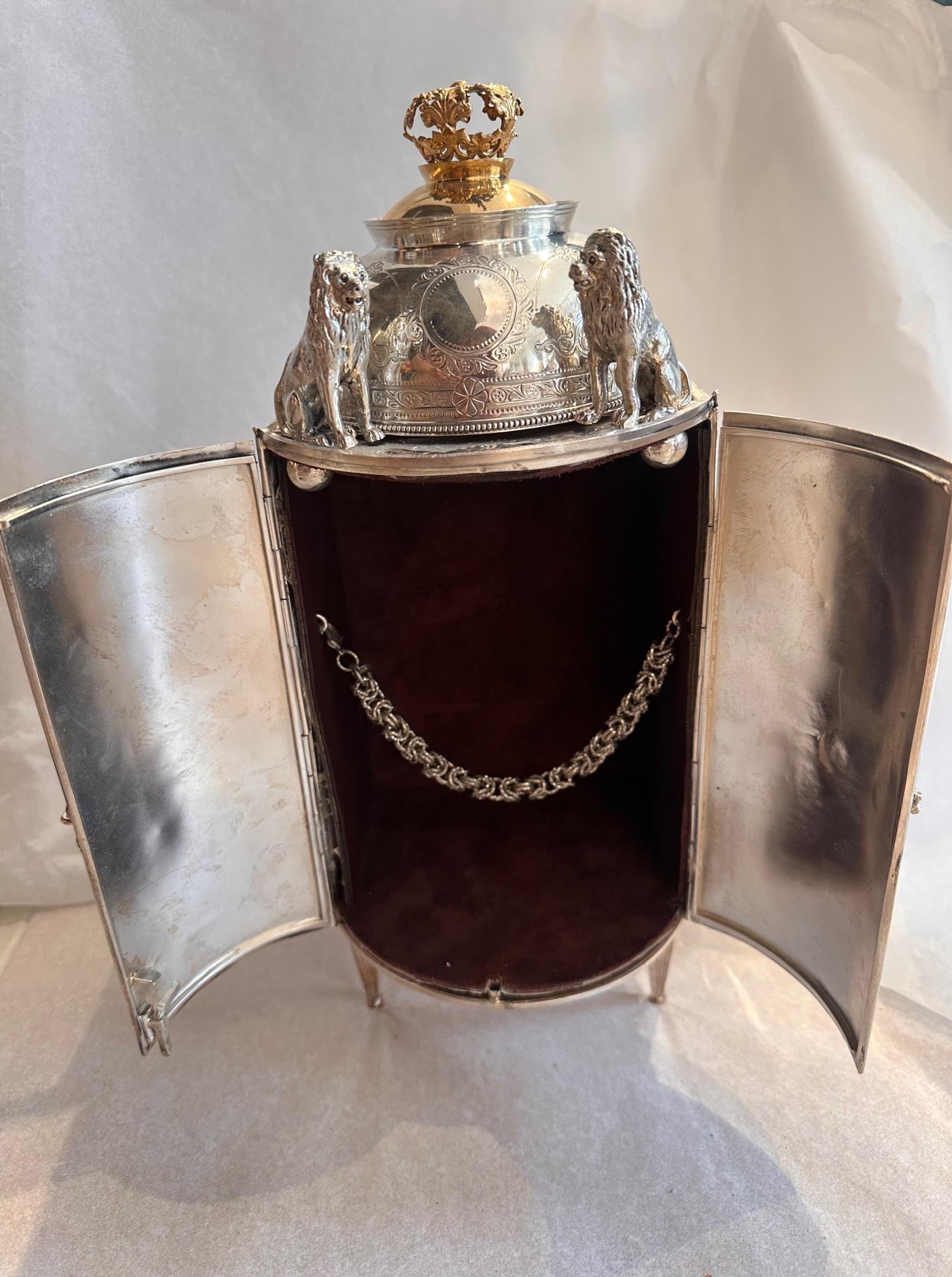 Miniatura della piccola arca della Torah in argento con corona dorata con i Dieci Comandamenti in vendita 3